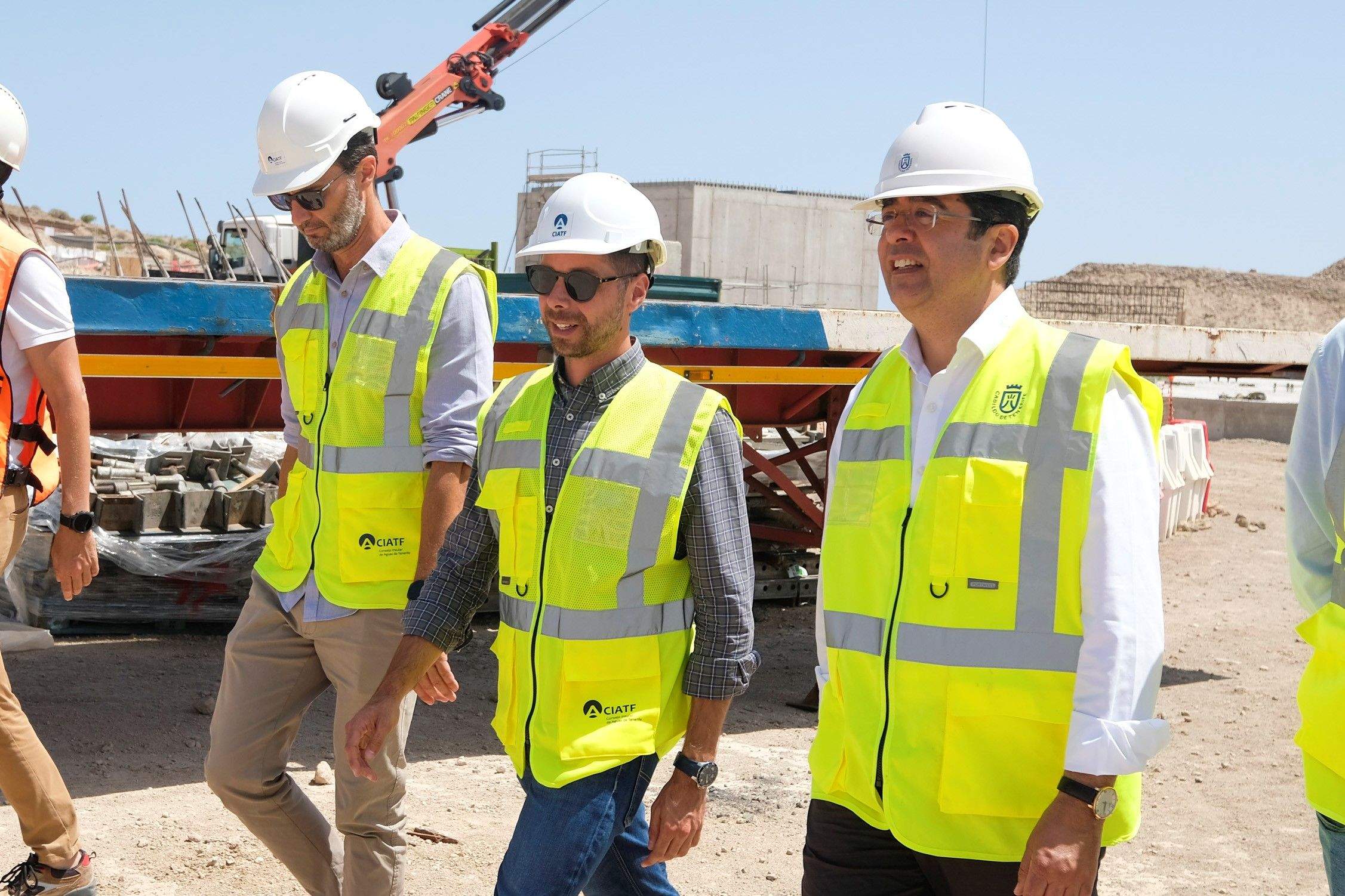 El presidente del Cabildo de Tenerife, Pedro Martín, y Javier Rodríguez visitan el EDAR Los Letrados./ CEDIDA