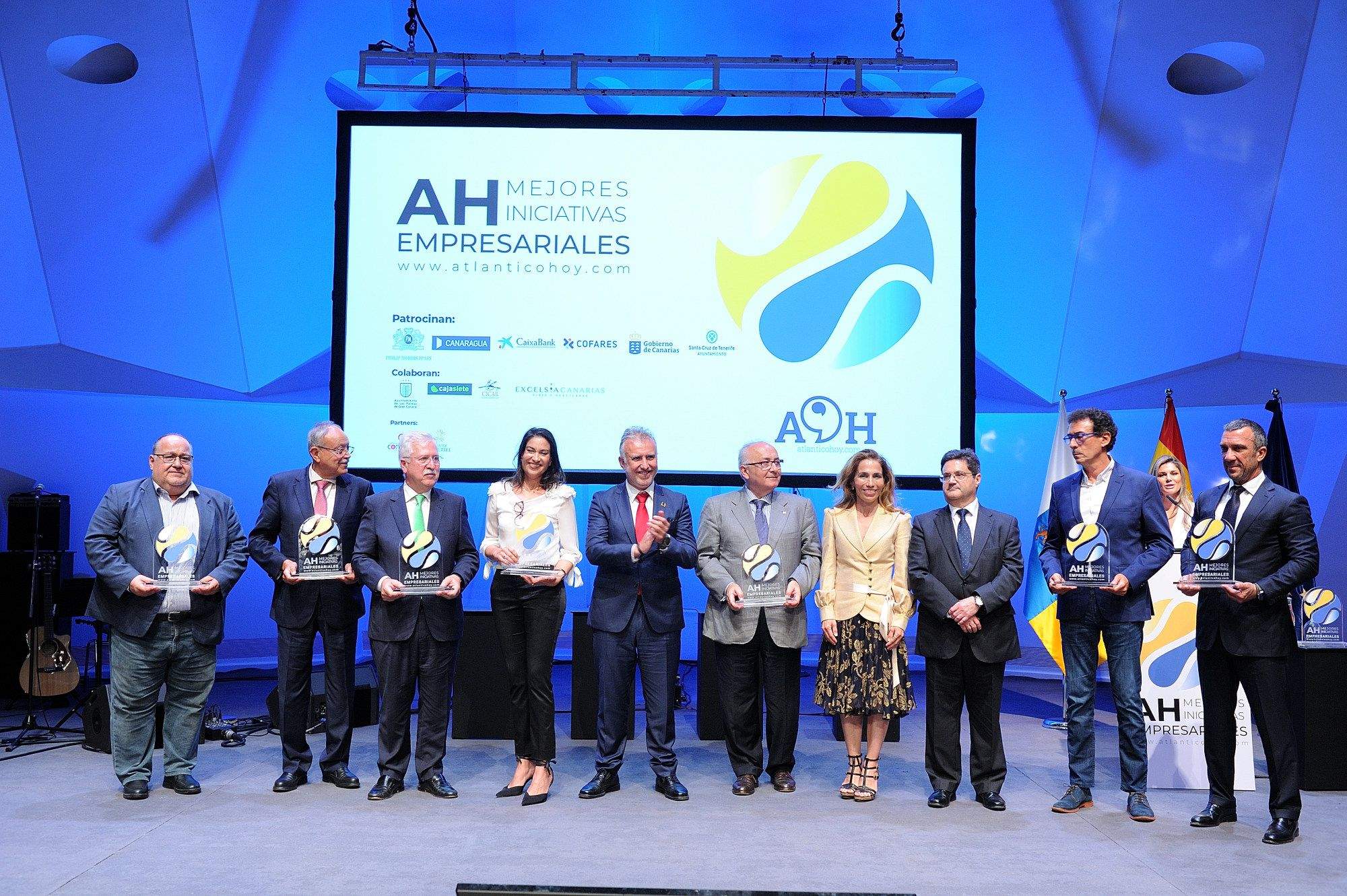 Foto de familia con Ángel Víctor Torres, presidente del Gobierno autonómico, y todos los premiados a las Mejores Iniciativas Empresariales de Canarias. / JESÚS BILBAO