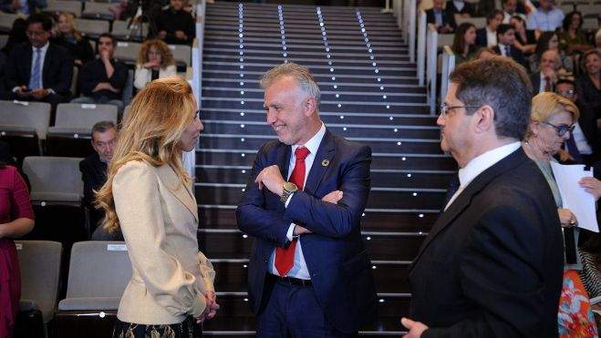 Ángel Víctor Torres, en el centro, charla con Eva Moll y Corviniano Clavijo antes de la gala