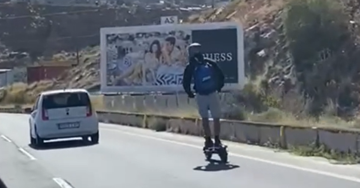 Un hombre circula en patinete eléctrico por la carretera entre Santa Cruz de Tenerife y Las Teresitas./ CEDIDA Un hombre circula en patinete eléctrico por la carretera entre Santa Cruz de Tenerife y Las Teresitas./ CEDIDA