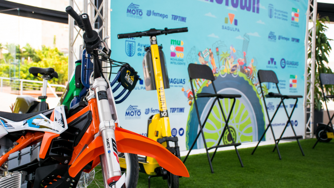 Imagen de la Sityneta y una moto / AYUNTAMIENTO LAS PALMAS DE GRAN CANARIA