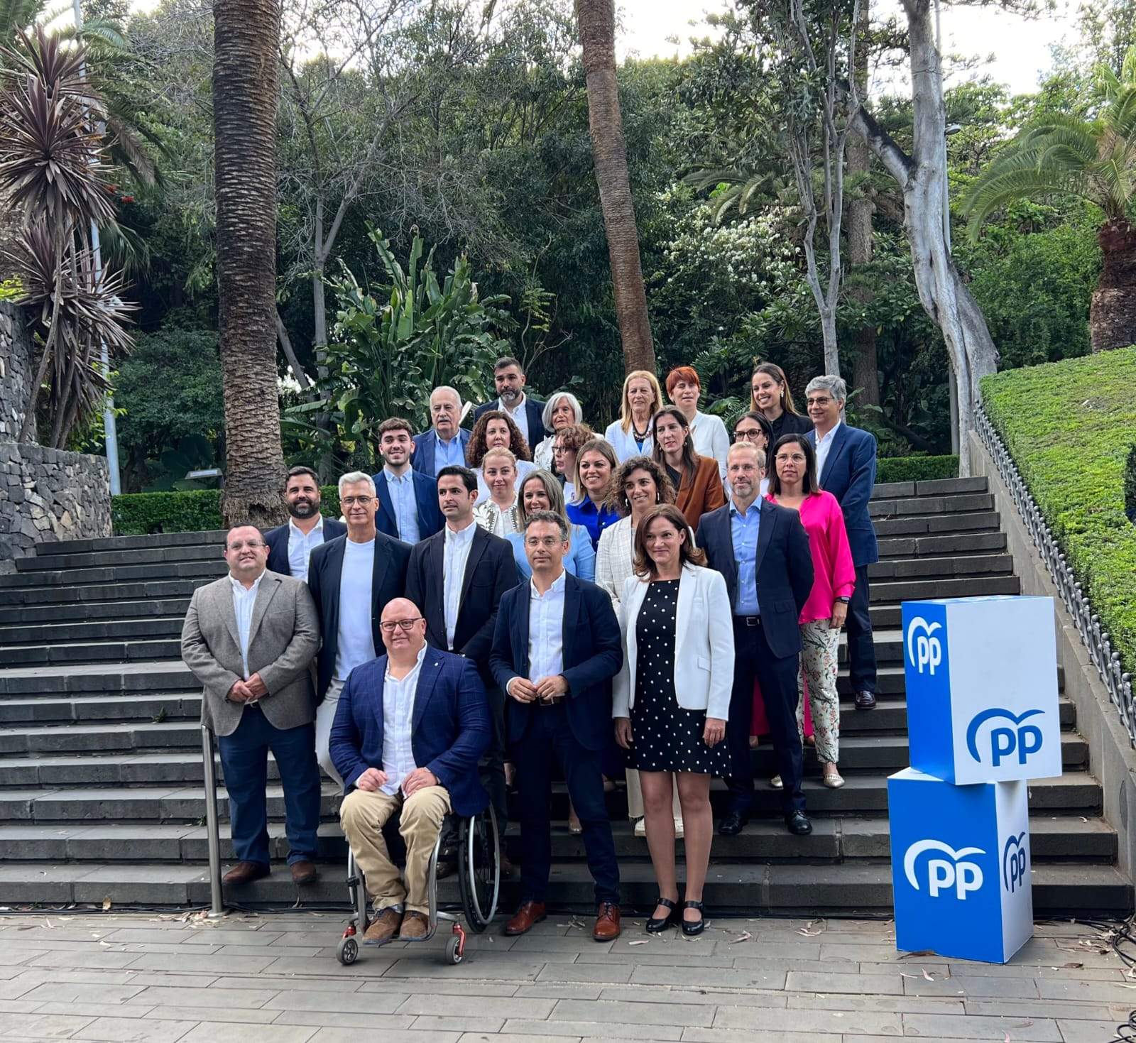 El candidato del Partido Popular a la alcaldía de Santa Cruz de Tenerife, Carlos Tarife, posa con sus compañeros de candidatura./ CEDIDA