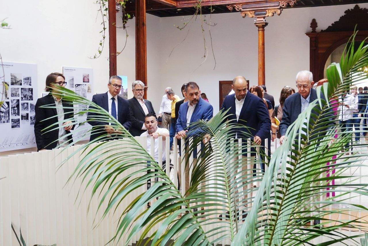 El alcalde de Santa Cruz, José Manuel Bermúdez (centro izq.) y el concejal de Sociedad de Desarrollo, Alfonso Cabello (centro der.) en el Palacio de Carta./ AYUNTAMIENTO DE SANTA CRUZ DE TENERIFE