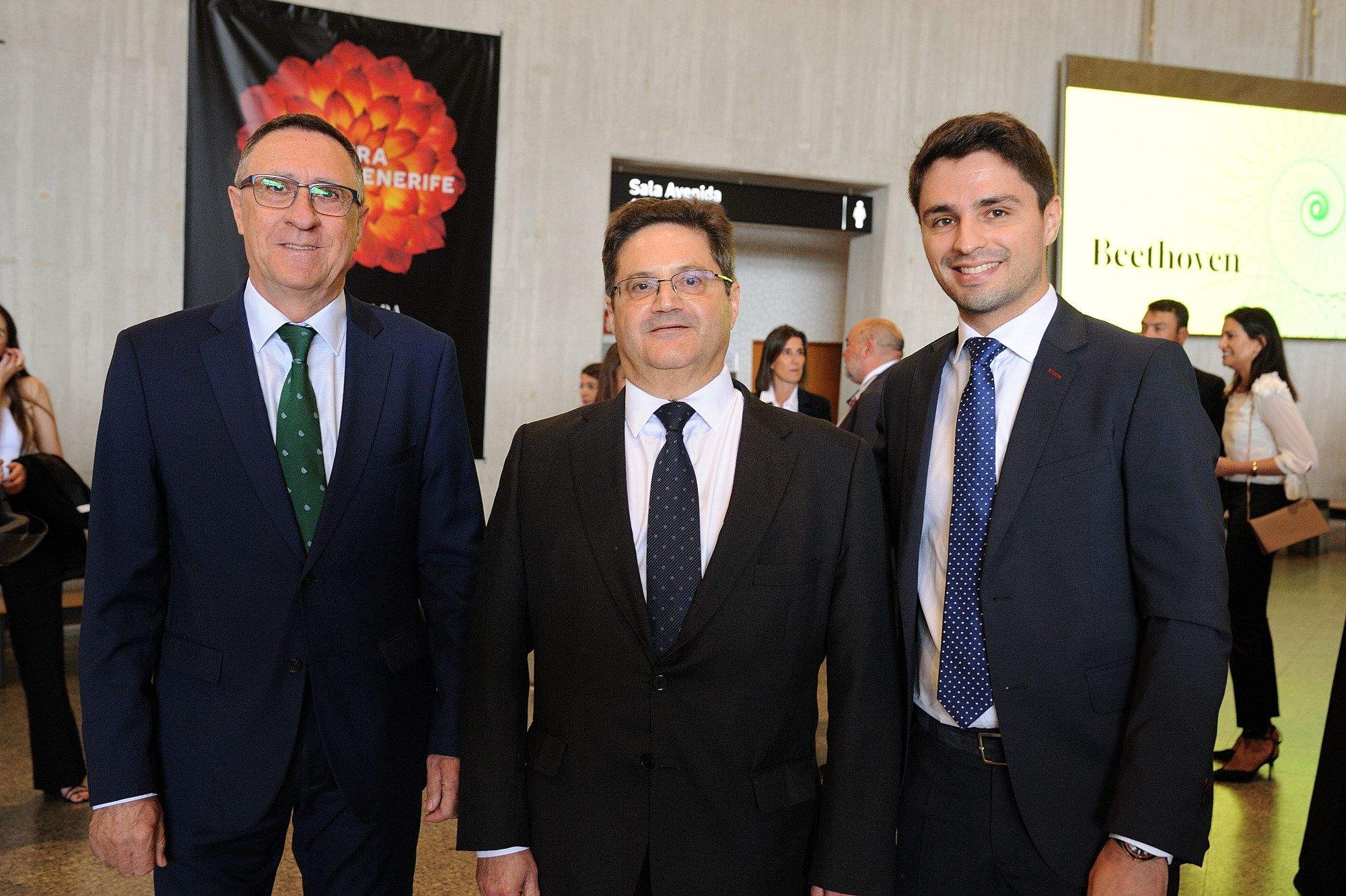 Fernando Berge, presidente de Cajasiete; Corviniano Clavijo, presidente de Atlántico Hoy, y Rafael Clavijo, jefe comercial de Atlántico Hoy Tenerife