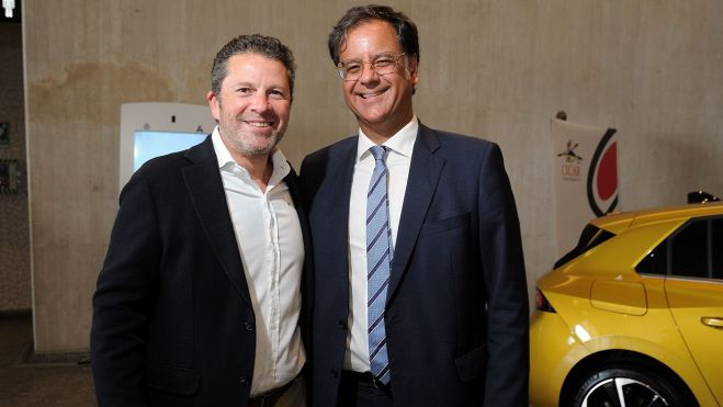 El alcalde de Icod de los Vinos, Francis González (d), asistió a los Premios Atlántico Hoy