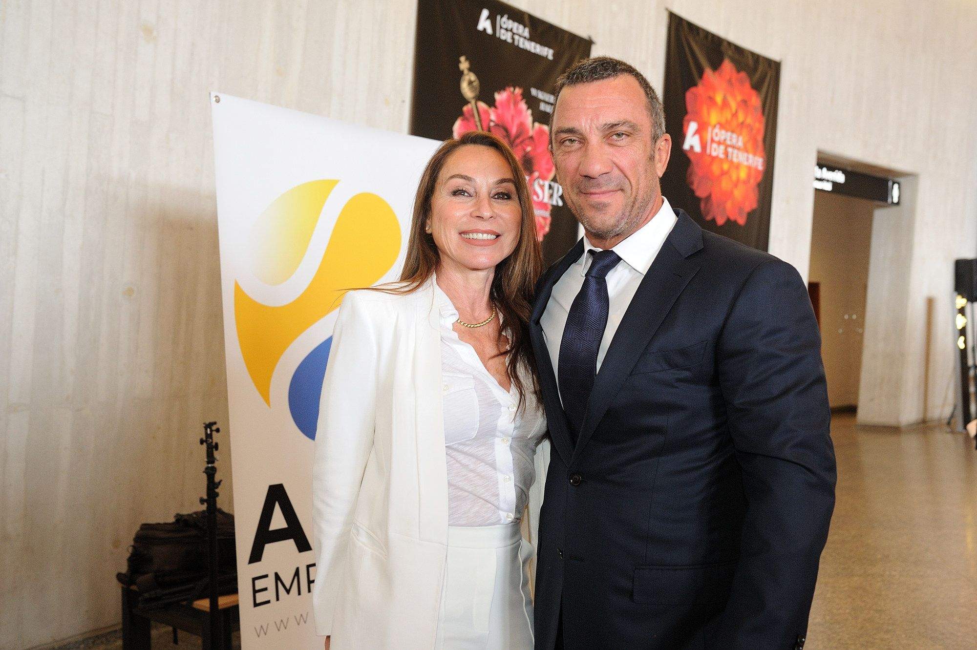 El presidente de Compañía de las Islas Occidentales, Francisco Javier Zamorano, junto a su mujer