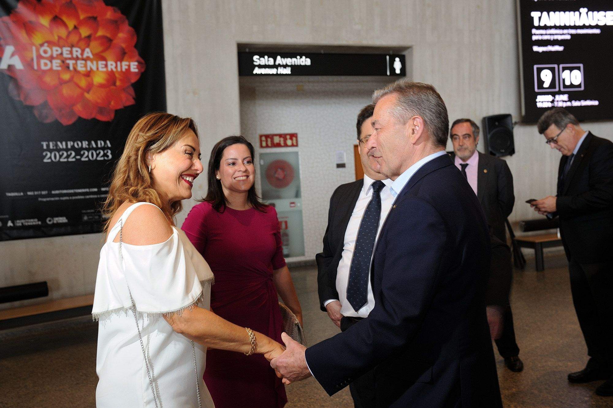 Berta Pérez, consejera de Presidencia del Cabildo de Tenerife, saluda a Paulino Rivero, presidente del CD Tenerife. Al fondo, Yaiza Castilla, consejera de Turismo del Gobierno de Canarias, y Corviniano Clavijo, presidente de Atlántico Hoy