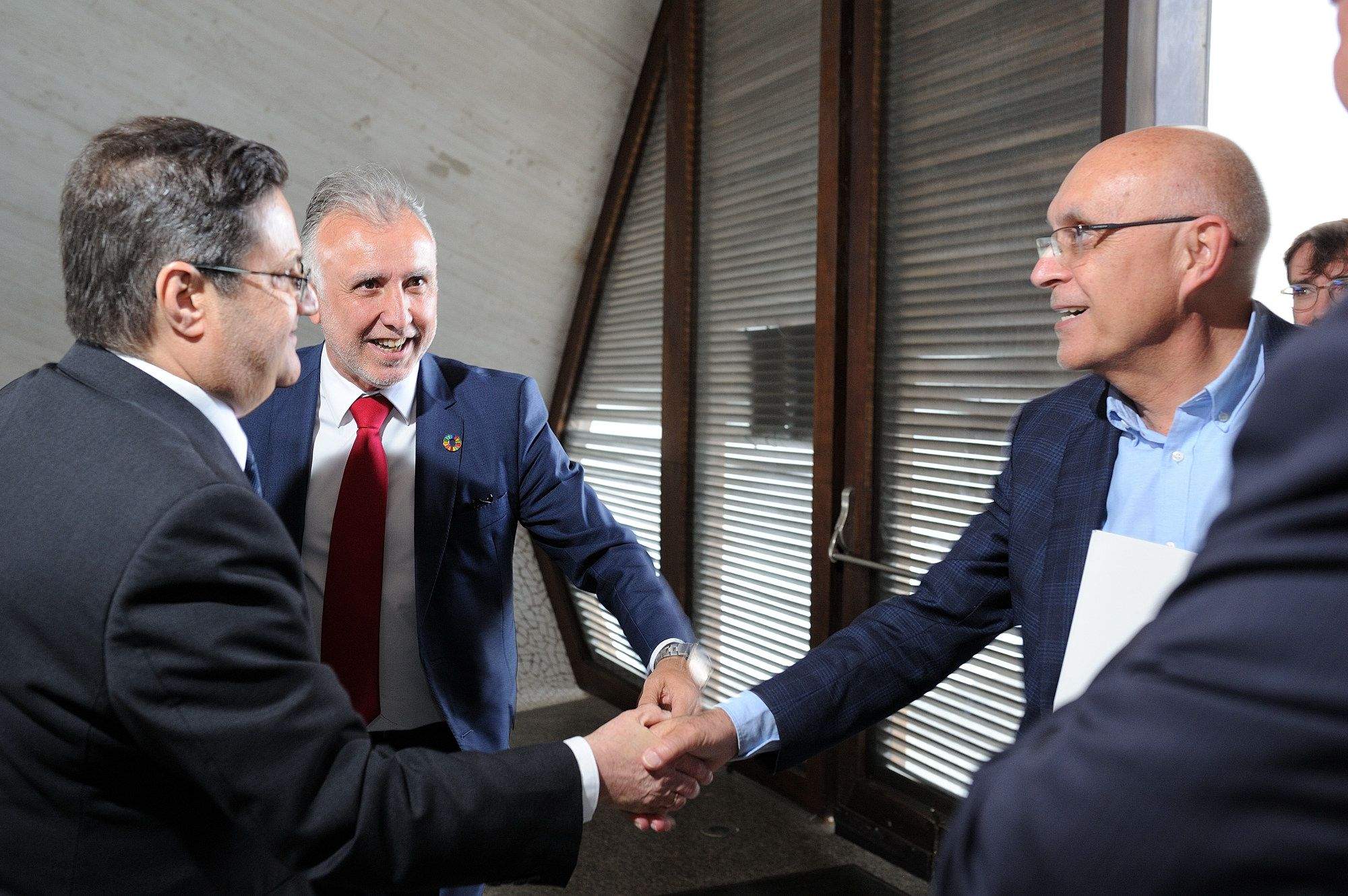 El presidente de Atlántico Hoy, Corviniano Clavijo, y el presidente de Canarias, Ángel Víctor Torres, departen con XXXXXX