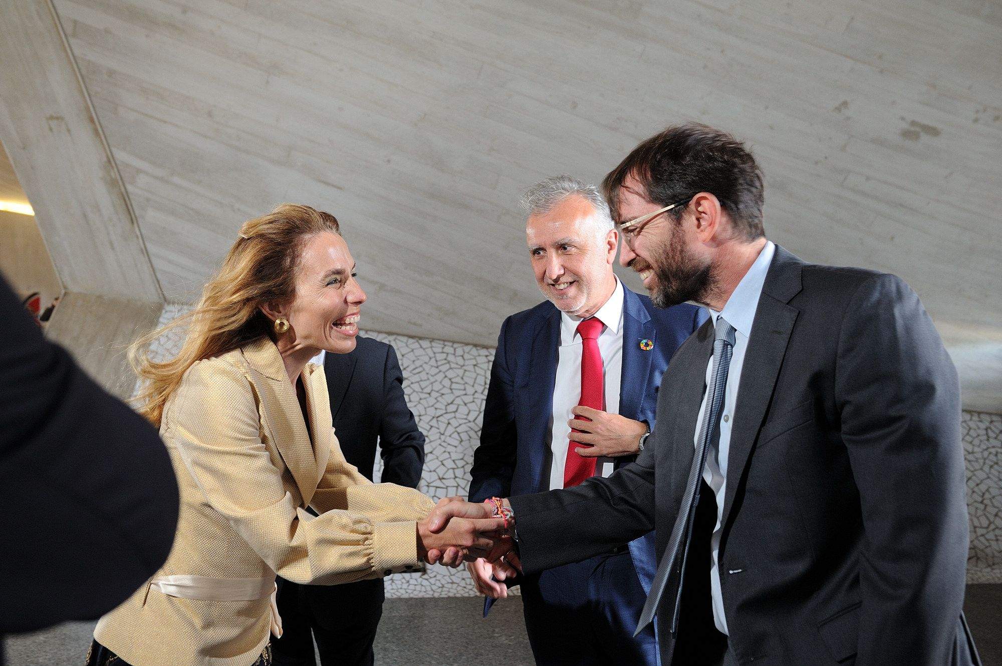 La presidenta de Canarias Global Media, Eva Moll de Alba, saluda a Antonio Olivera, viceconsejero del Gobierno de Canarias, ante la mirada del Ángel Víctor Torres, presidente del Gobierno regional