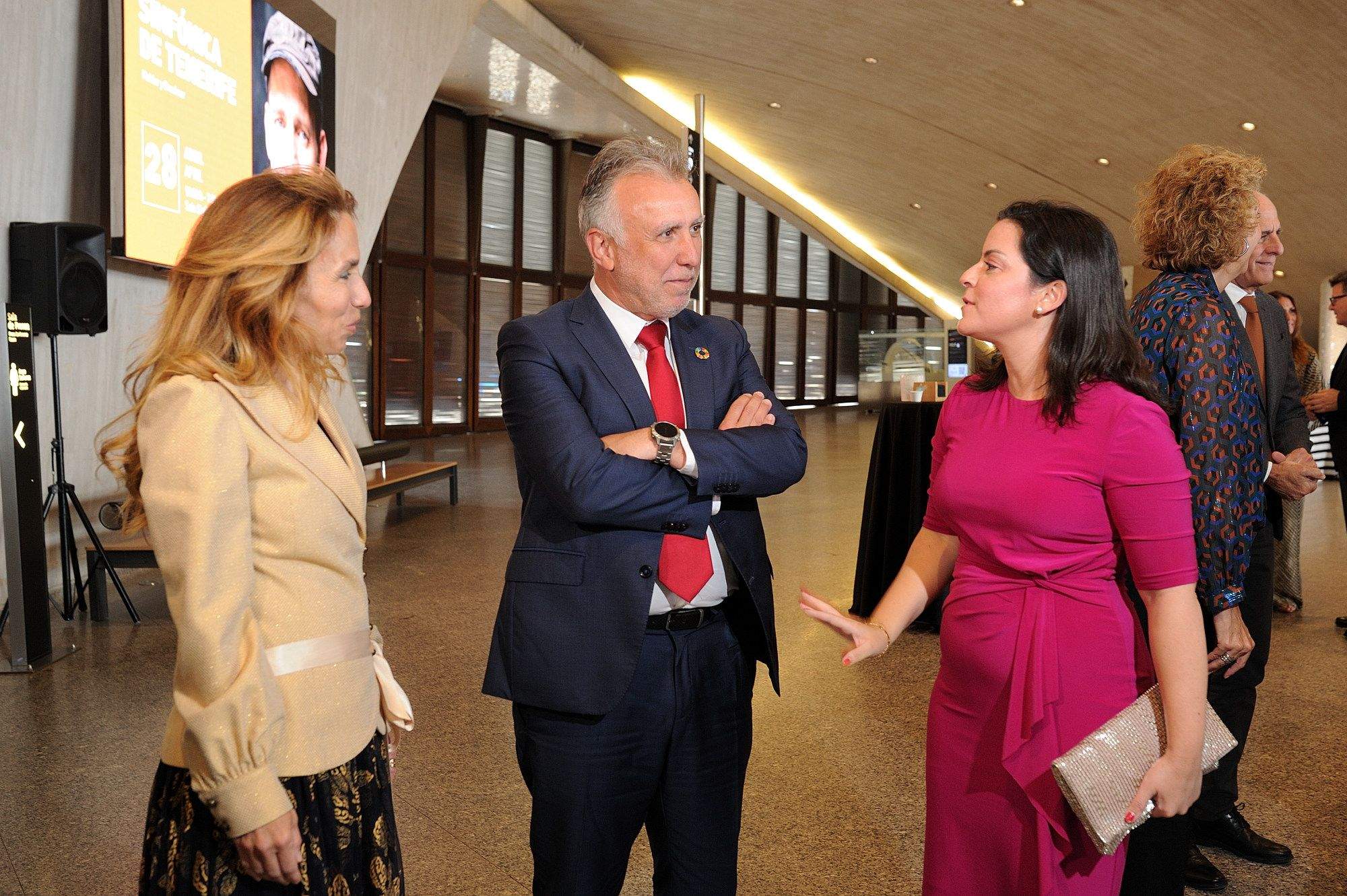 El presidente de Canarias, Ángel Víctor Torres, habla con la presidenta de Canarias Global Media, Eva Moll de Alba, y la consejera de Turismo, Yaiza Castilla