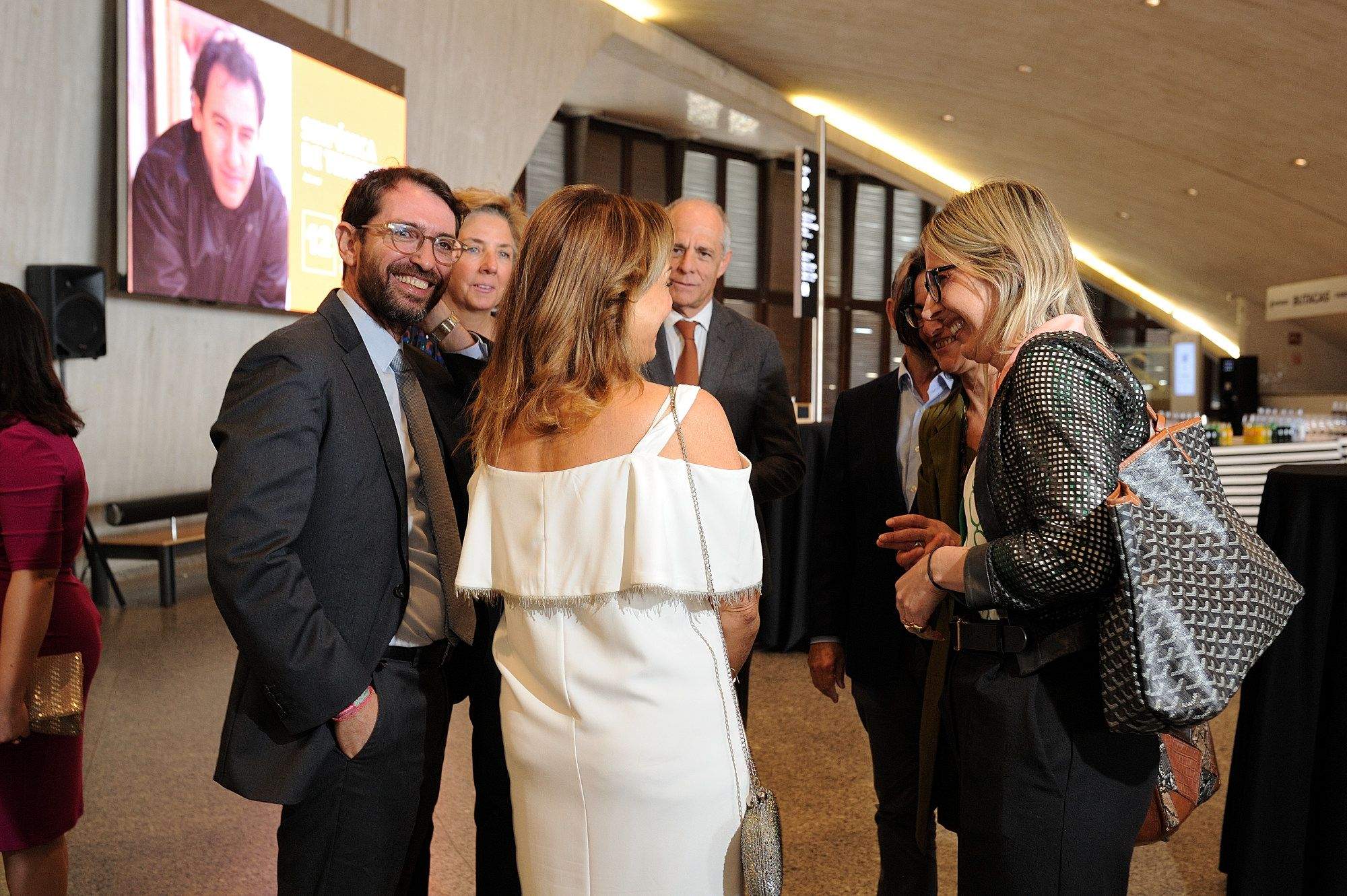 Antonio Olivera, Lola Perez, Berta Perez, Santiago Sese y Cristiana Oliveira conversan  en el hall del Auditorio de Tenerife