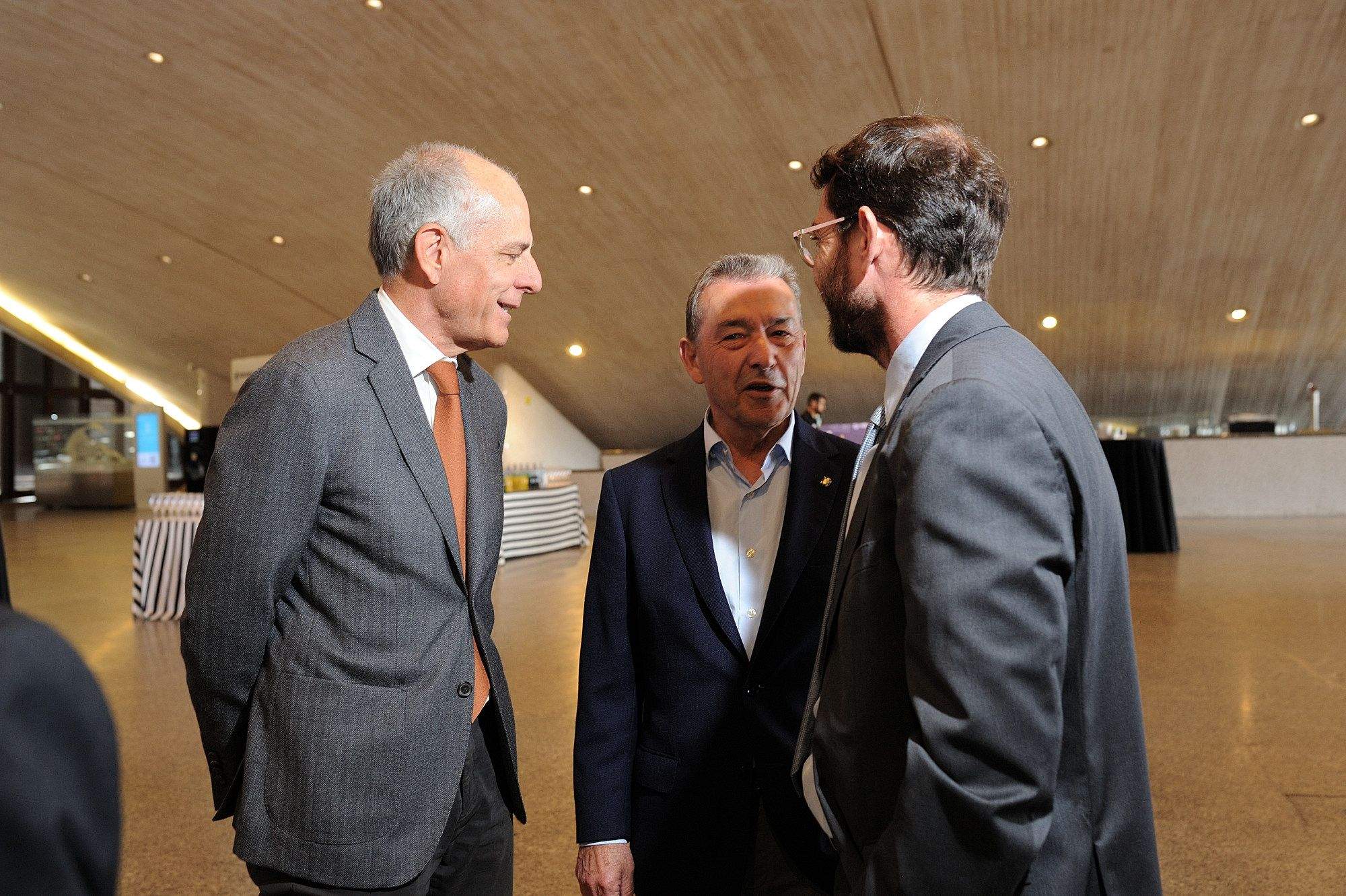 Santiago Sesé, presidente de la Cámara de Comercio de SC de Tenerife, Paulino Rivero, presidente del CD Tenerife, y Antonio Olivera, viceconsejero del Gobierno de Canarias