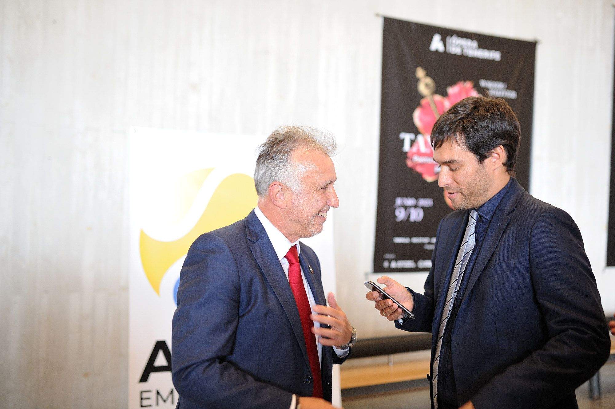 El presidente de Canarias, Ángel Víctor Torres, atiende al periodista de Atlántico Hoy, Bela Cabrera