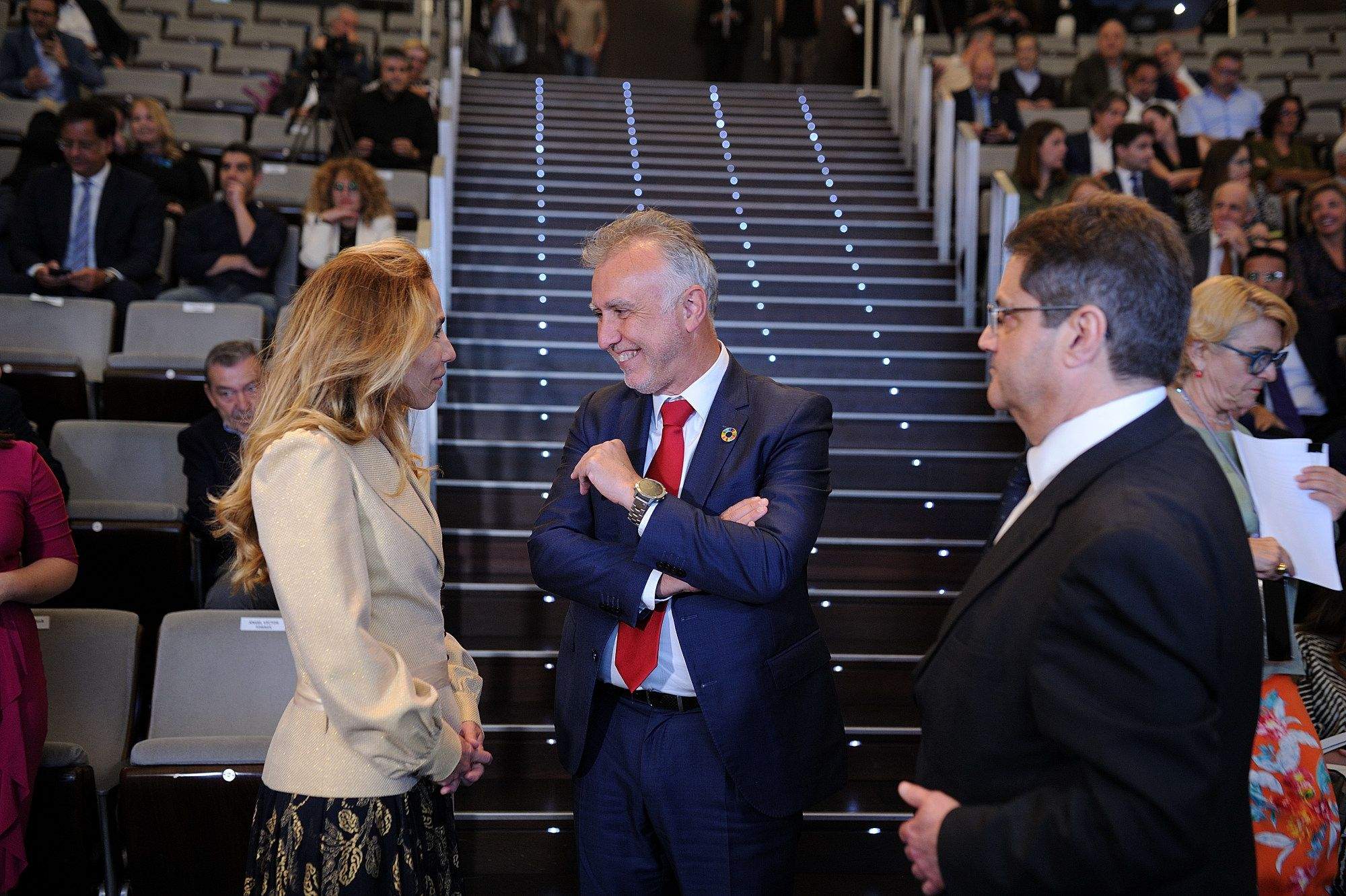 El presidente de Canarias, Ángel Víctor Torres, habla con la presidenta de Canarias Global Media, Eva Moll de Alba, y el presidente de Atlántico Hoy, Corviniano Clavijo