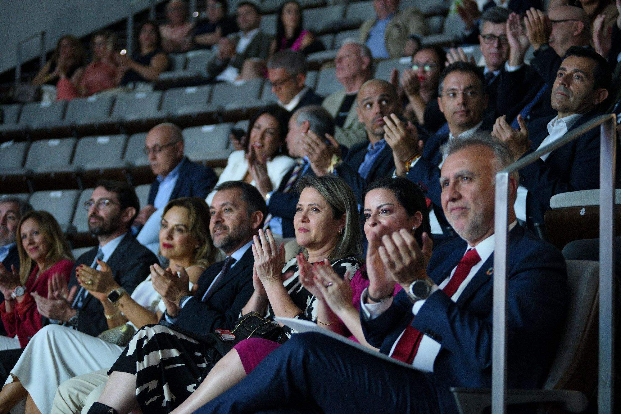 Autoridades políticas con el presidente de Canarias, Ángel Víctor Torres, la consejera de Turismo, Yaiza Castilla, y el alcalde de Santa Cruz de Tenerife, José Manuel Bermúdez, entre muchos otros