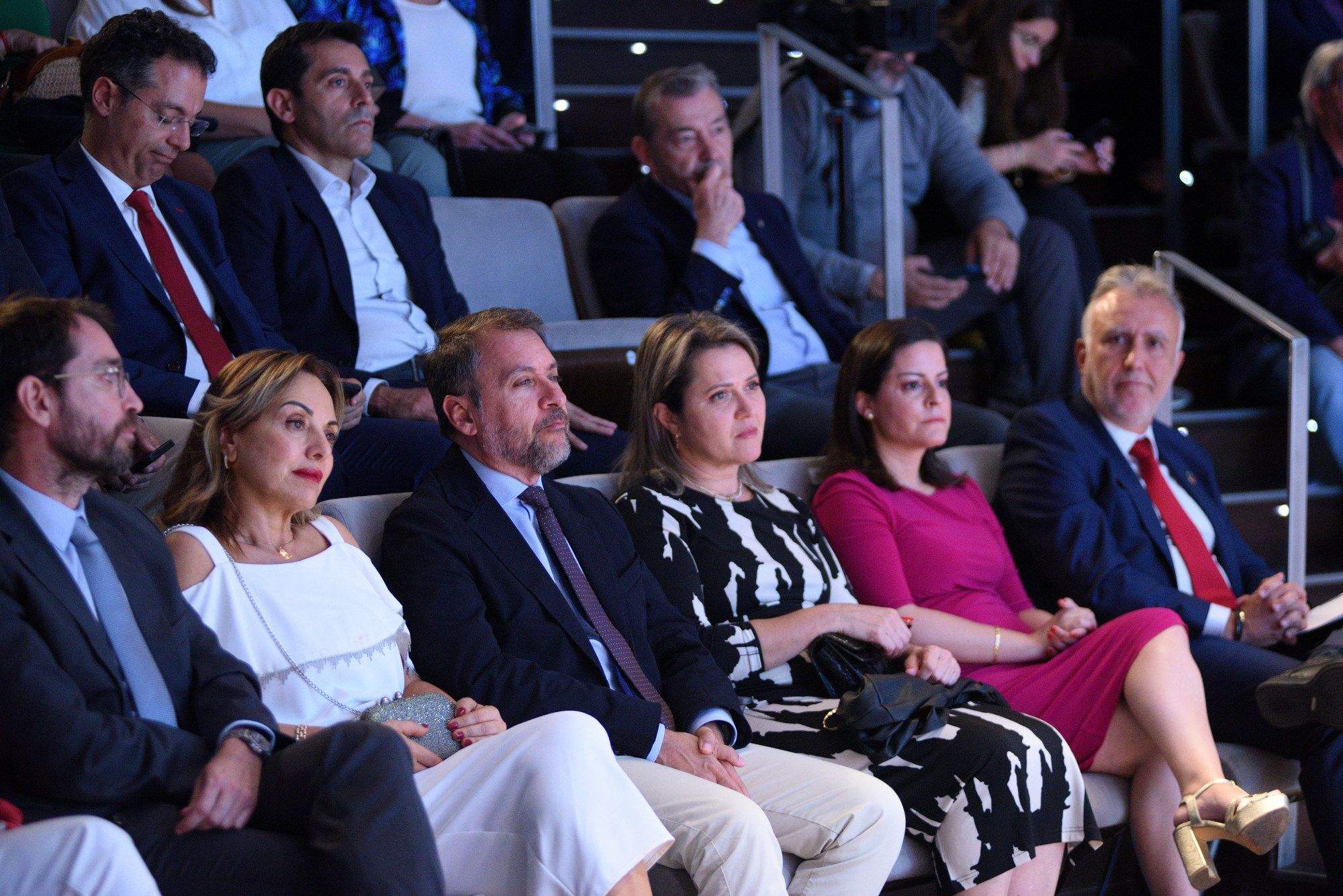 Arriba: Carlos Tarife, Juan José Martínez y Paulino Rivero. Abajo: Antonio Olivera, Berta Pérez, José Manuel Bermúdez, Alicia Vanoostende, Yaiza Castilla y Ángel Víctor Torres