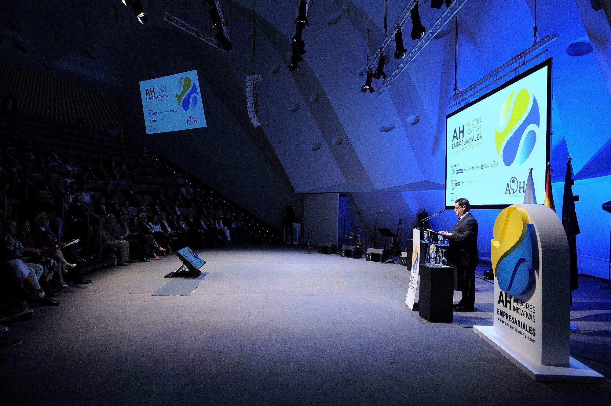 El presidente y fundador de Atlántico Hoy, Corviniano Clavijo, se dirige a la Sala de Cámara del Auditorio de Tenerife