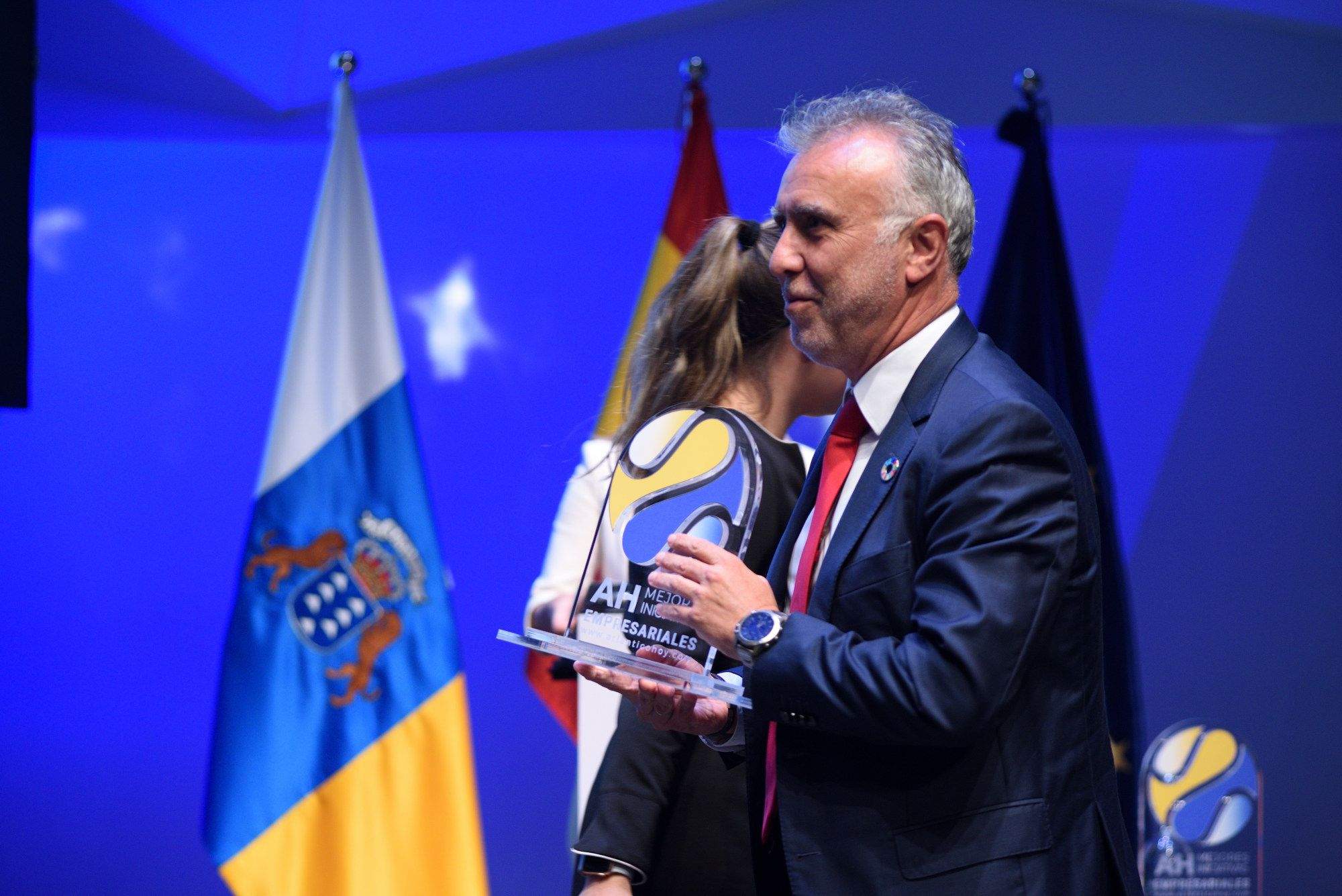 El presidente del Gobierno de Canarias, Ángel Víctor Torres, en el momento de entregar un premio de Atlántico Hoy