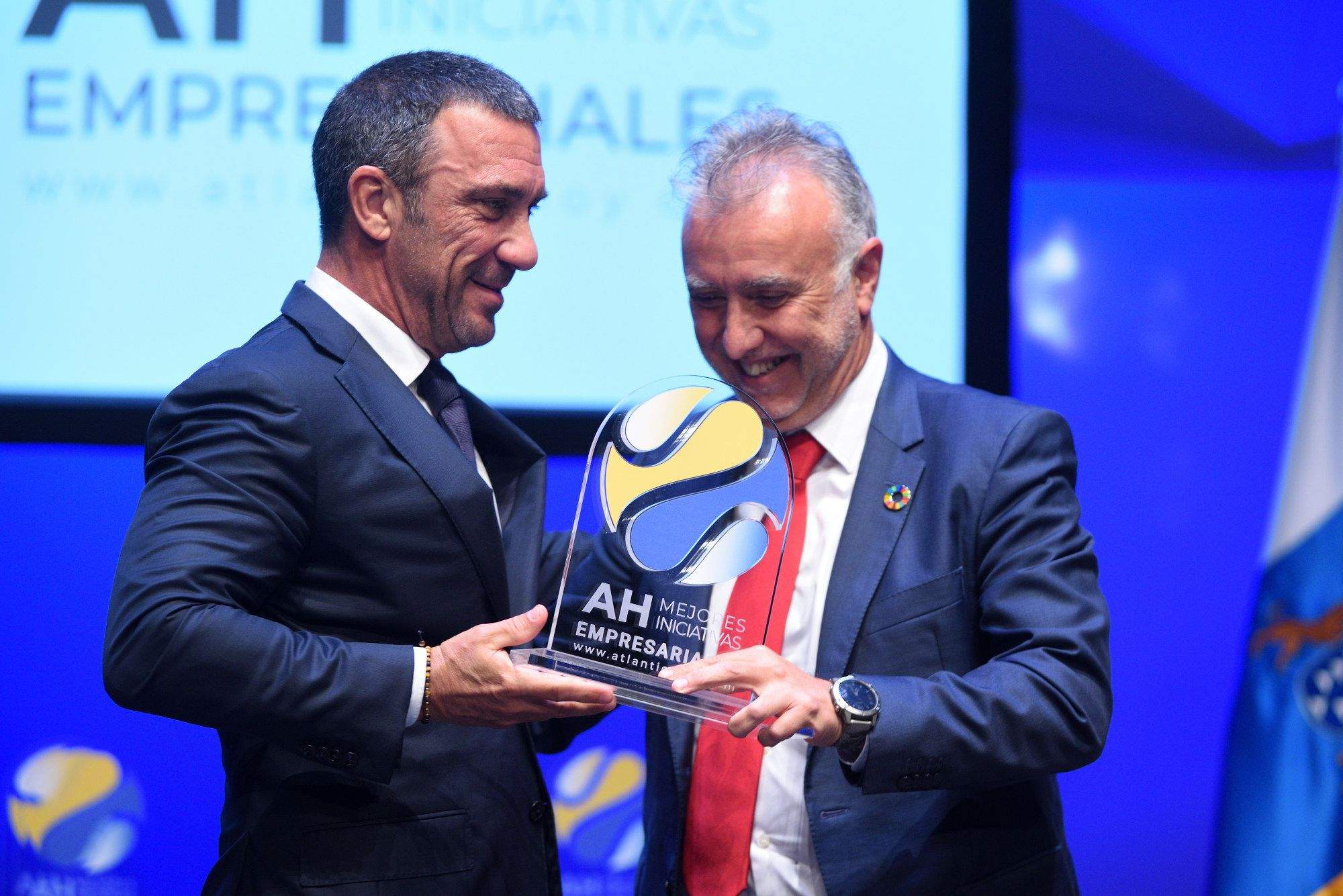El presidente del Gobierno de Canarias Ángel Víctor Torres (d) entrega el premio a Mejor Iniciativa Empresarial en Turismo al pdte de Compañía de las Islas Occidentales, Francisco Javier Zamorano 
