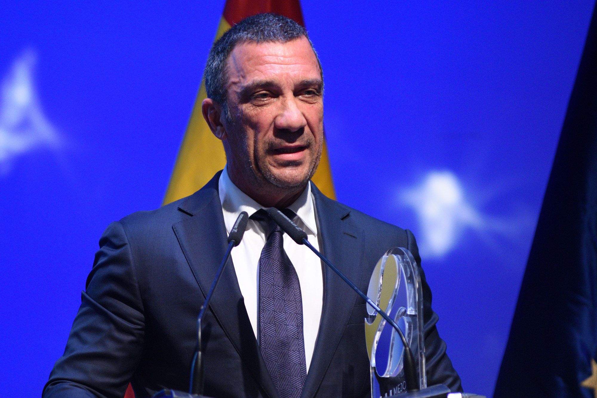 El presidente de Compañía de las Islas Occidentales, Francisco Javier Zamorano, sosteniendo el premio a Mejor Iniciativa Empresarial en Turismo 