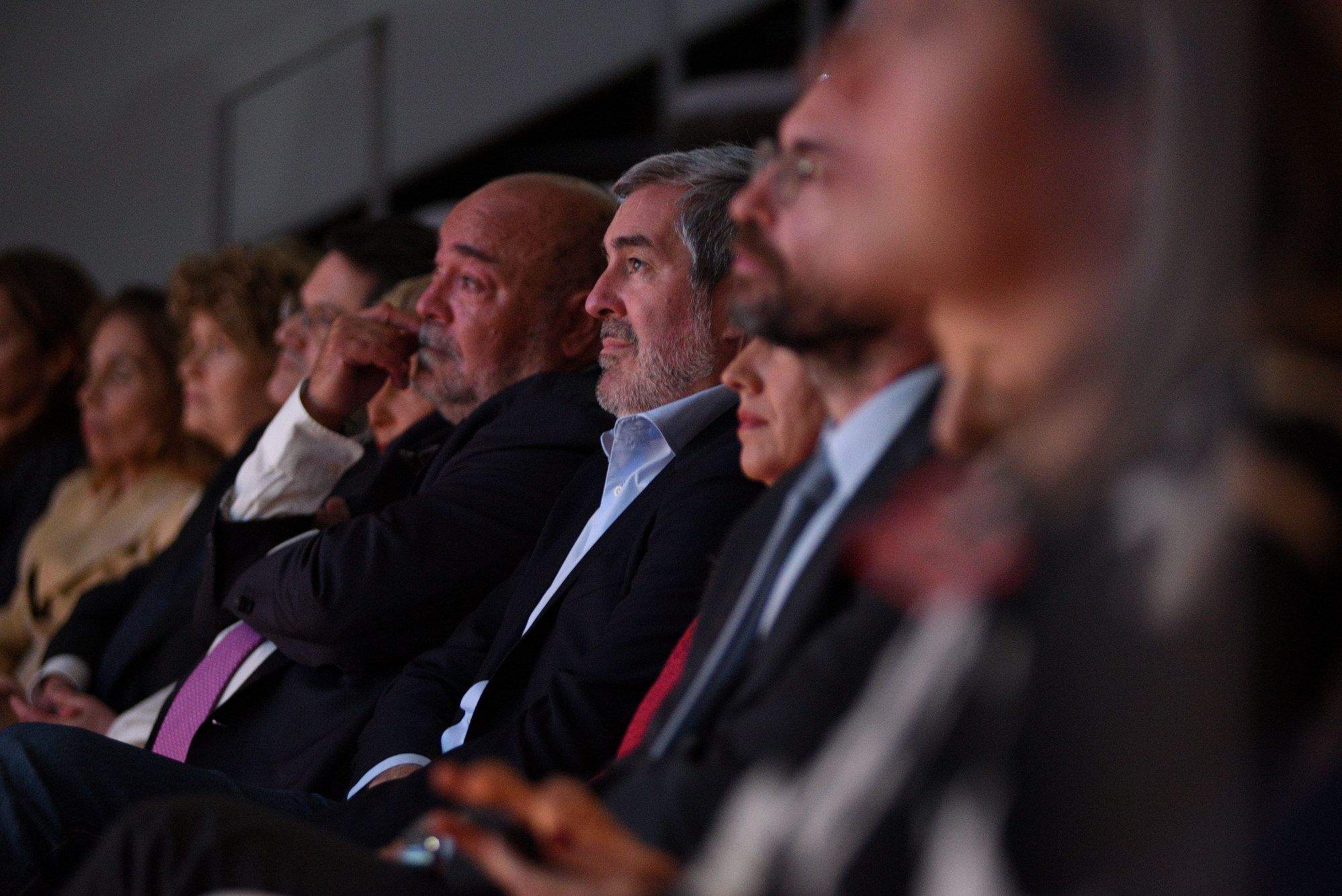 En el centro, el consejero delegado de GMG, Xavier Salvador, sentado a la derecha del senador por CC, Fernando Clavijo