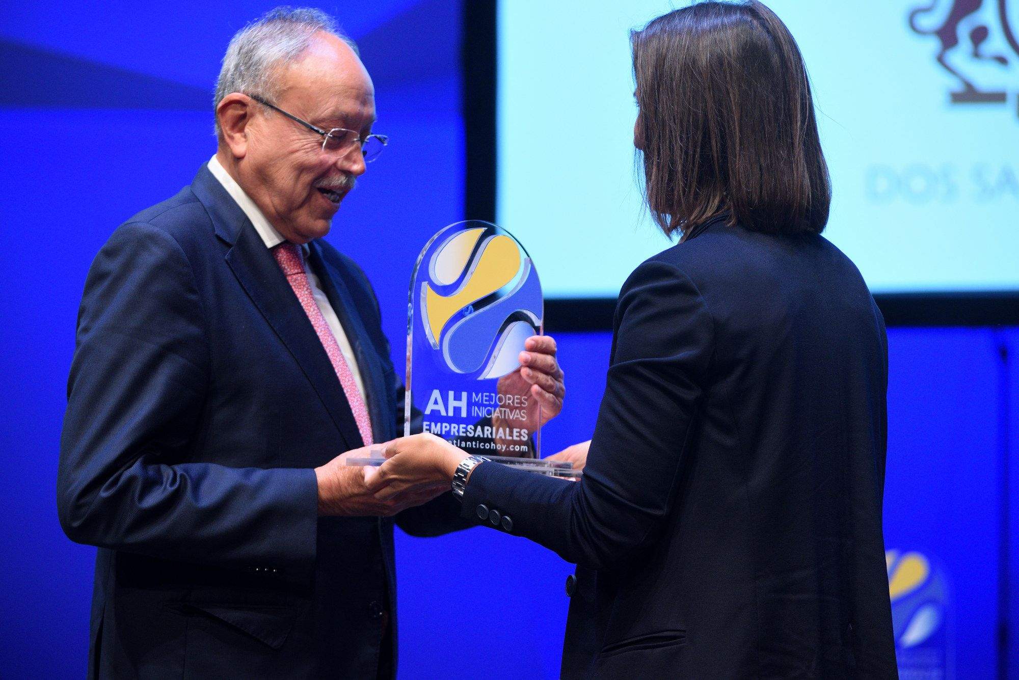 La directora de Philip Morris Canarias, Carmina Fusté, entrega el premio a Mejor Iniciativa Empresarial Atlántico Hoy en la categoría Objetivos de Desarrollo Sostenible a Juan Barreto, presidente de Dos Santos
