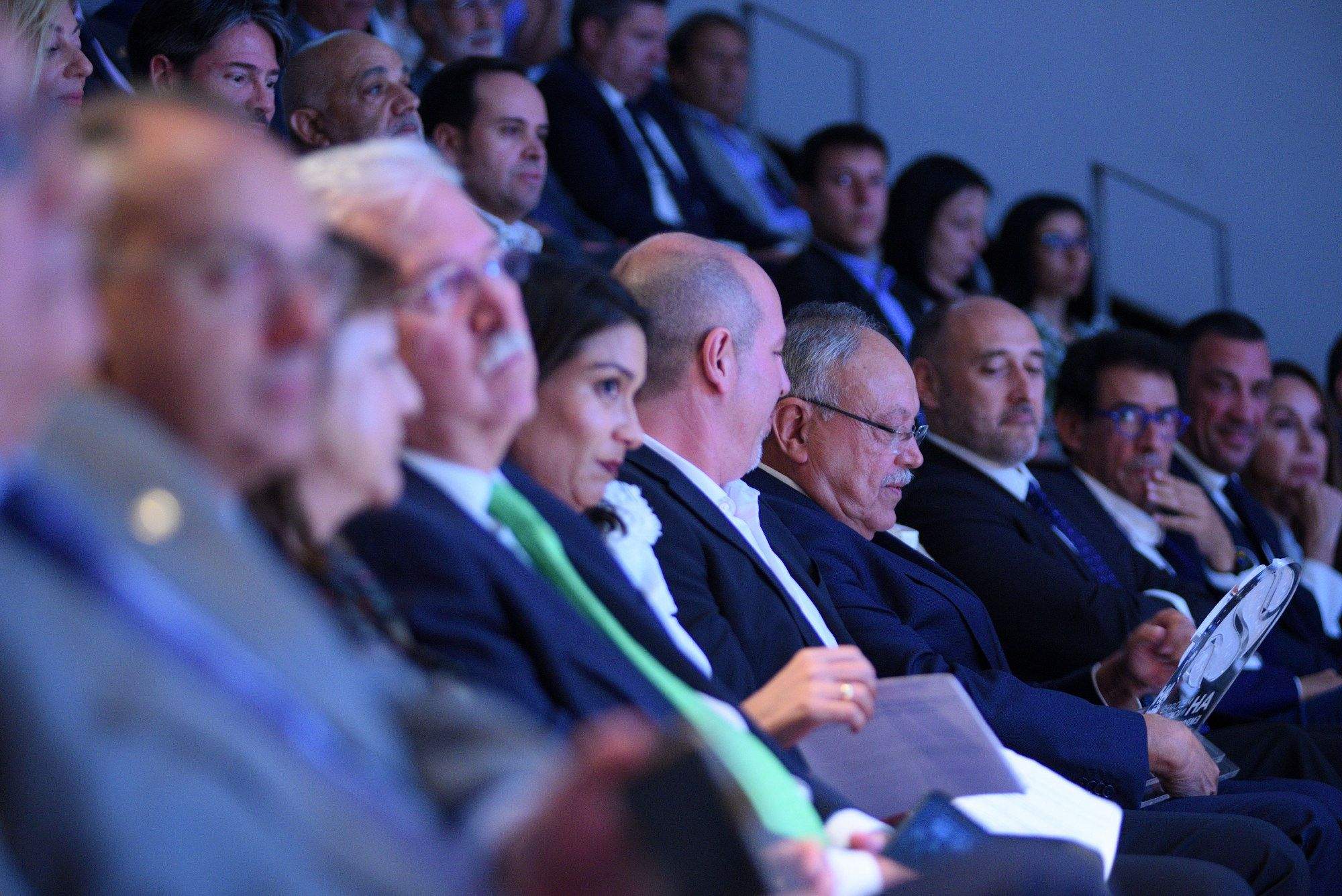 Los ganadores de los premios Mejores Iniciativas Empresariales Atlántico Hoy con sus acompañantes