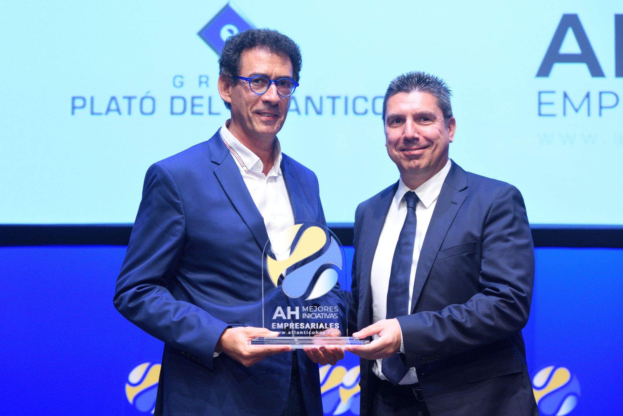Joan Ramón Casals, director general de Excelsia Canarias (d) entrega el premio a Mejor Iniciativa Empresarial Audiovisual a Lucas Fernández, presidente del Grupo Plató del Atlántico