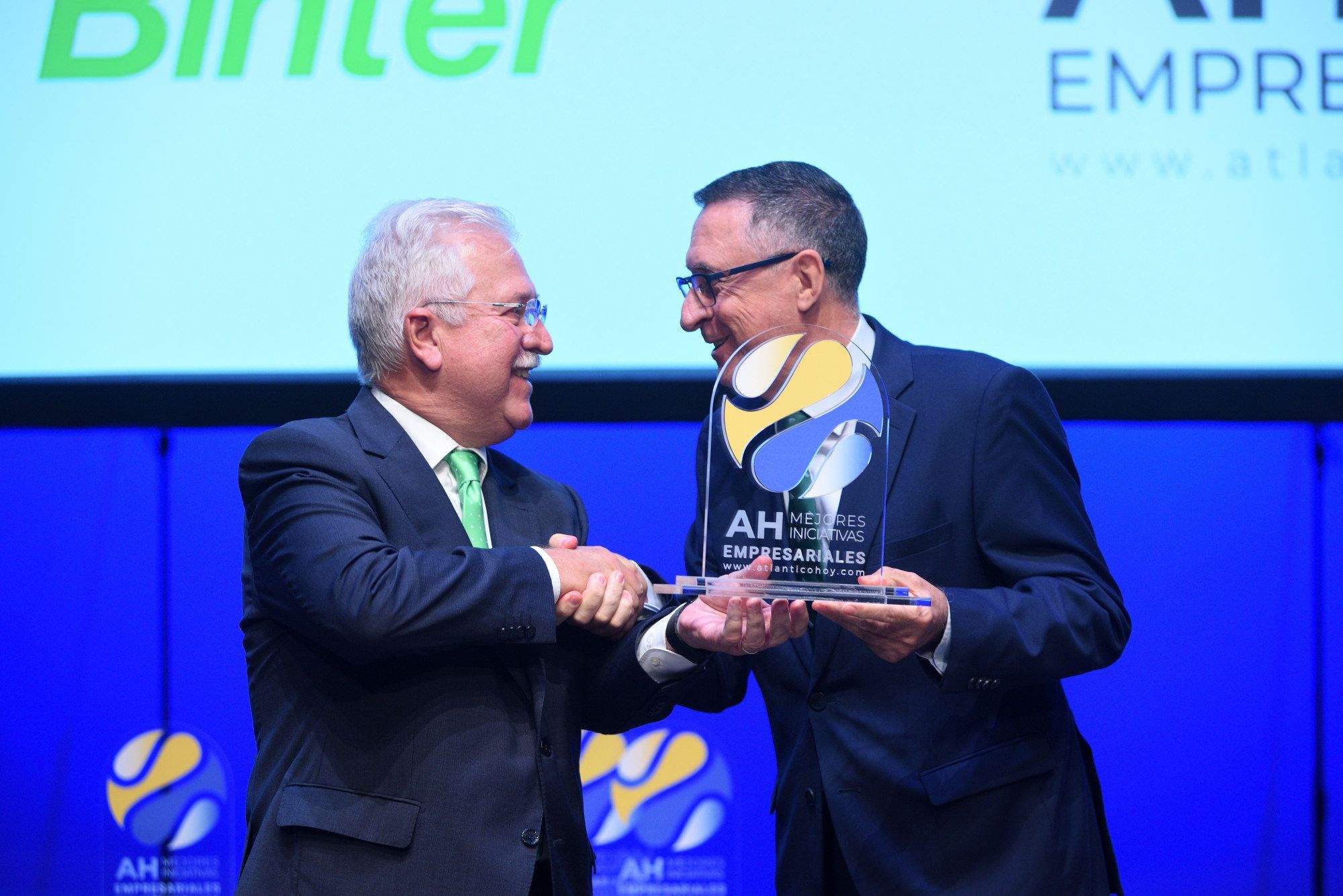 Fernando Berge, presidente de Cajasiete (d), entrega el premio a la Mejor Iniciativa Empresarial en Transporte a Juan Ramsden, consejero de Binter 