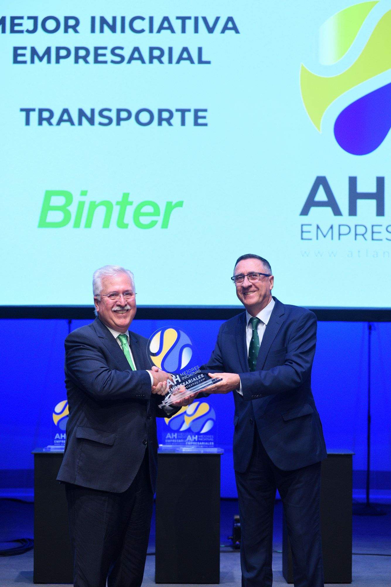 Fernando Berge, presidente de Cajasiete (d), entrega el premio a la Mejor Iniciativa Empresarial en Transporte a Juan Ramsden, consejero de Binter 