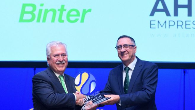 Fernando Berge, presidente de Cajasiete (d), entrega el Premio Atlántico Hoy a la Mejor Iniciativa Empresarial en Transporte a Juan Ramsden, consejero de Binter 