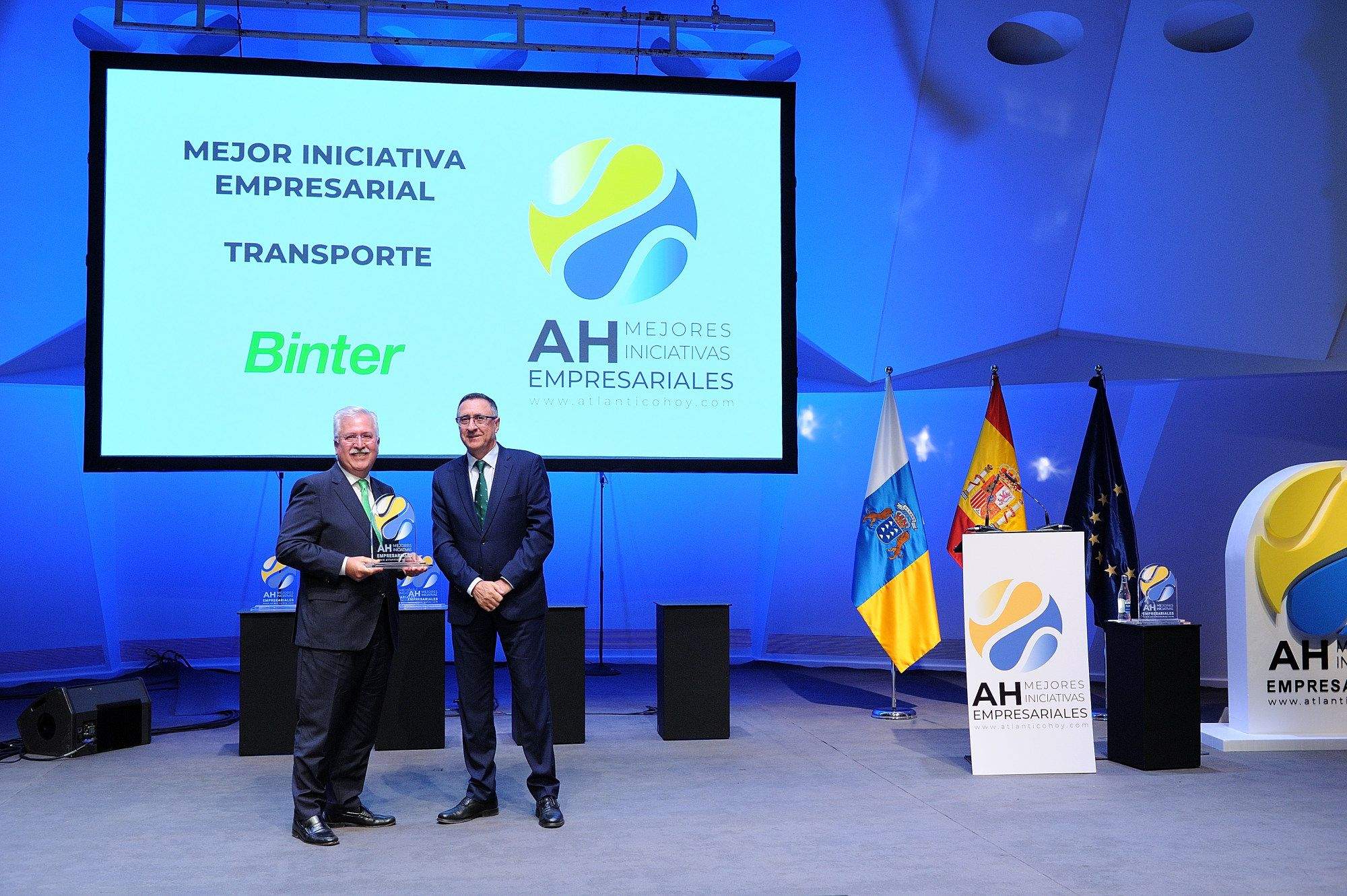 Fernando Berge, presidente de Cajasiete (d), entrega el premio a la Mejor Iniciativa Empresarial en Transporte a Juan Ramsden, consejero de Binter 