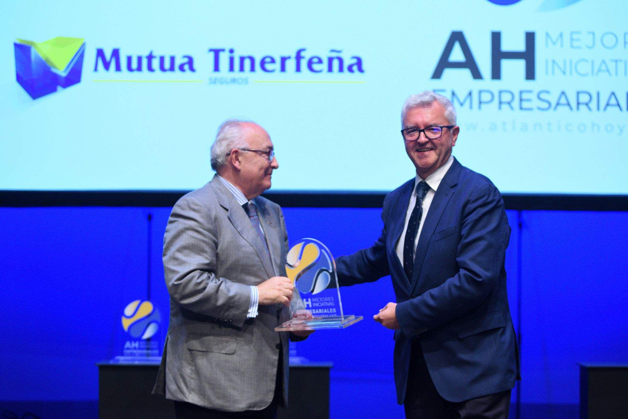  Carlos Varela Sánchez-Caballero, consejero de Cofares (d), entrega el premio a Mejor Iniciativa Empresarial en la categoría Digital a Juan Antonio López de Vergara, presidente de Mutua Tinerfeña