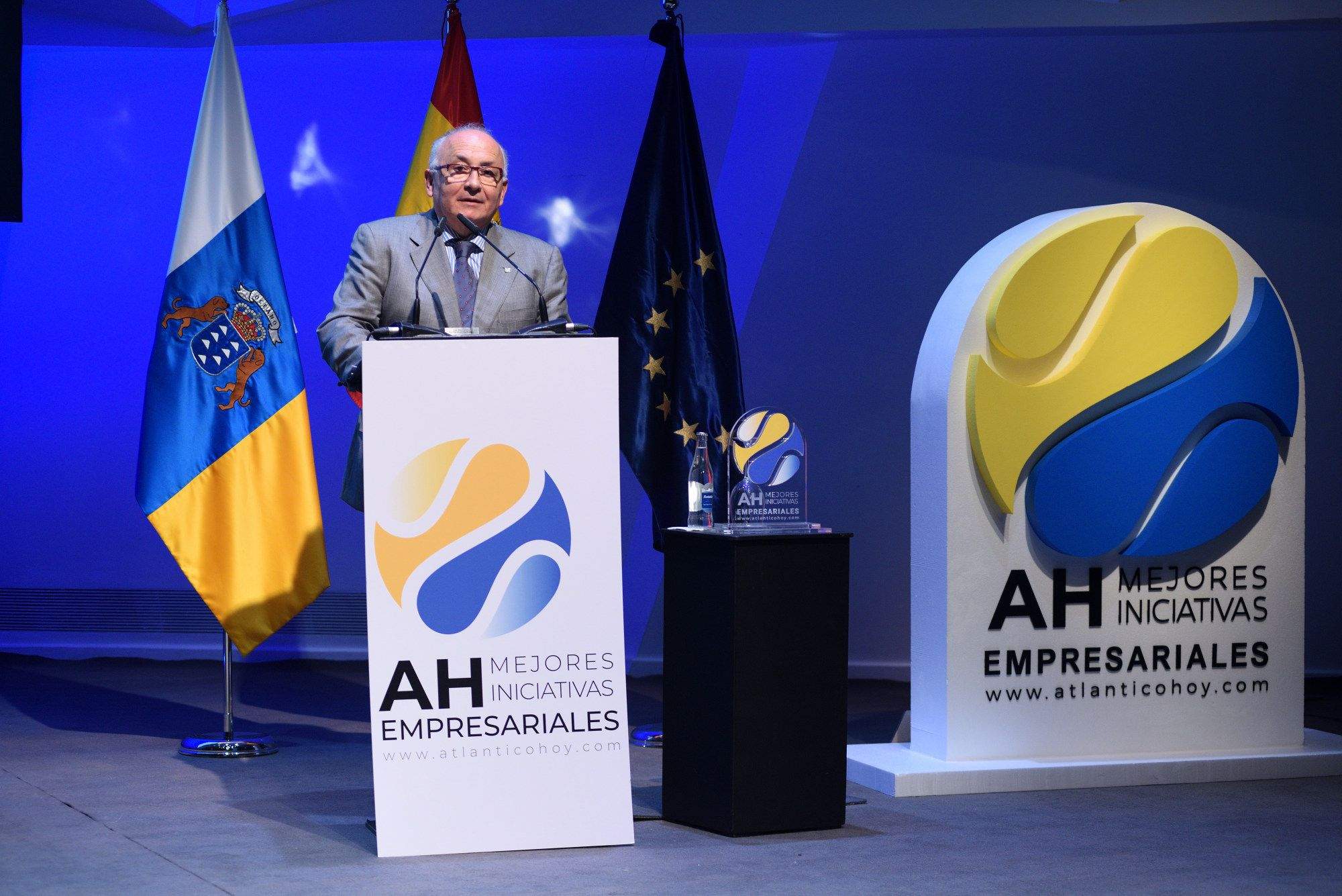 Juan Antonio López de Vergara, presidente de Mutua Tinerfeña, durante su discurso tras ganar el premio a Mejor Iniciativa Empresarial en la categoría Digital