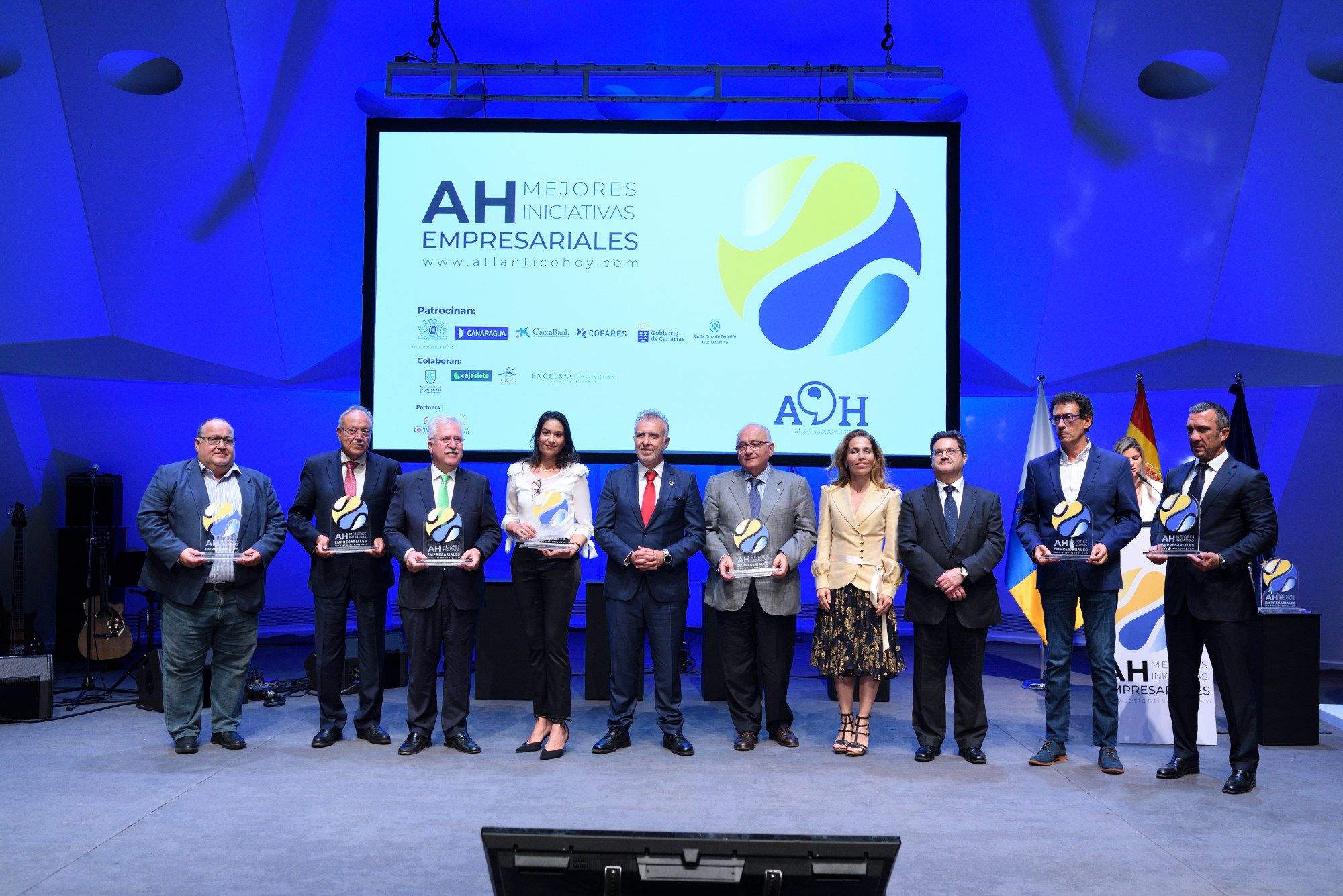 Los ganadores de los premios a las Mejores Iniciativas Empresariales de Atlántico Hoy posan junto a Eva Moll, presidenta de Canarias Global Media y de Corviniano Clavijo, presidente de Atlántico Hoy