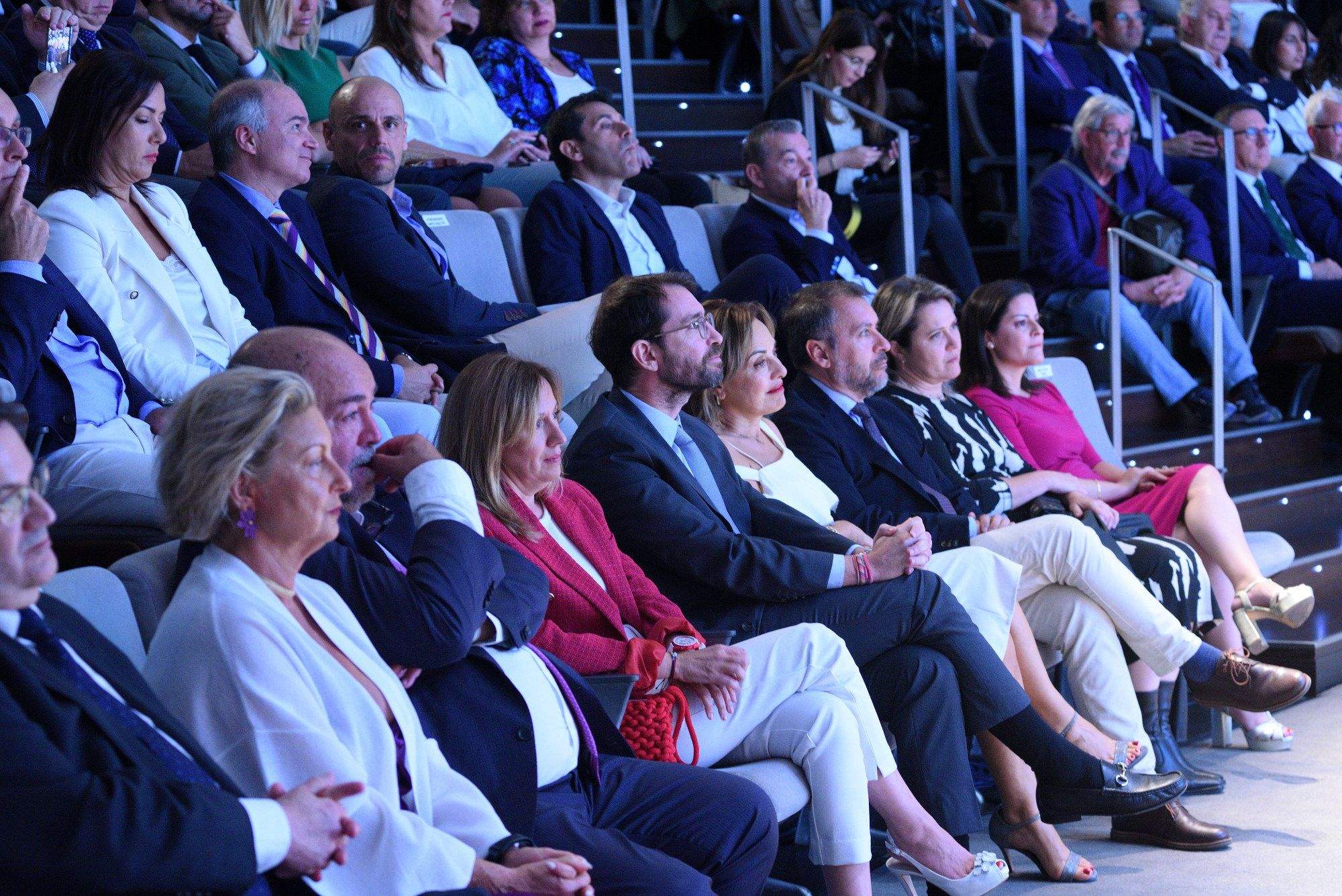 Las autoridades políticas asistentes a los Premios Atlántico Hoy a las Mejores Iniciativas Empresariales junto a los representantes de Atlántico Hoy