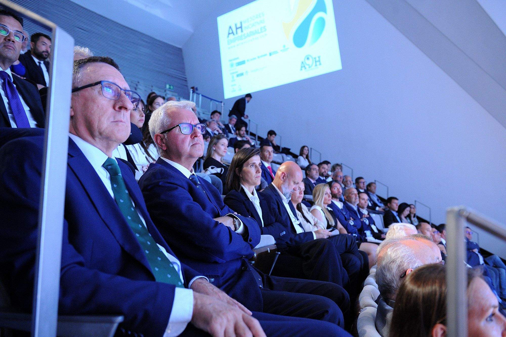 Asistentes a los Premios Atlántico Hoy a las Mejores Iniciativas Empresariales. En primer plano, Fernando Berge, presidente de Cajasiete