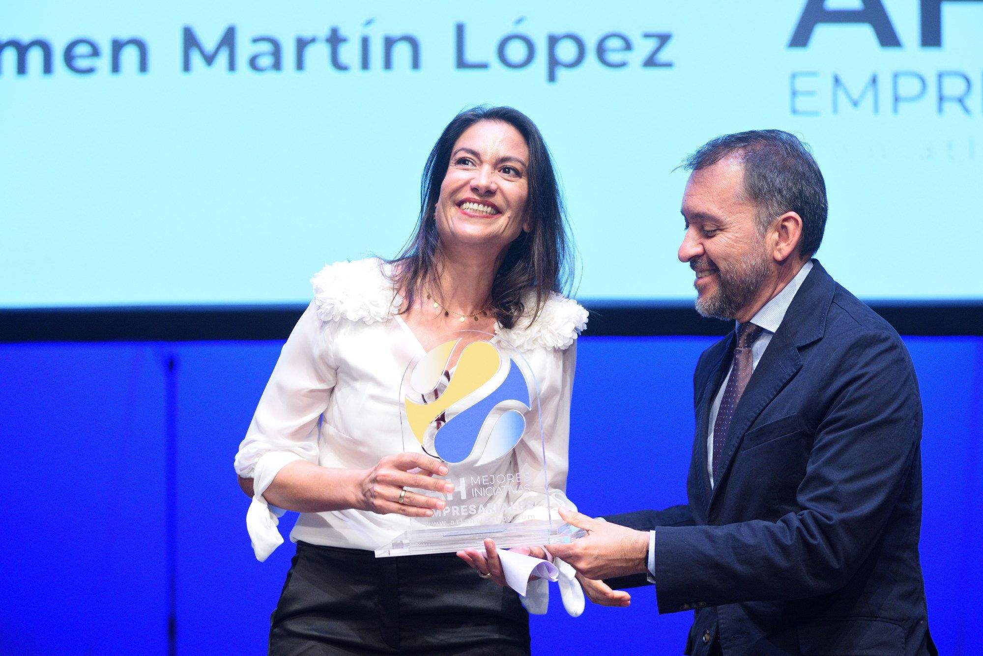 El alcalde de Santa Cruz de Tenerife, José Manuel Bermúdez, entrega el premio a Mejor Directiva del Año a la CEO de Intelequia, Carmen Martín López