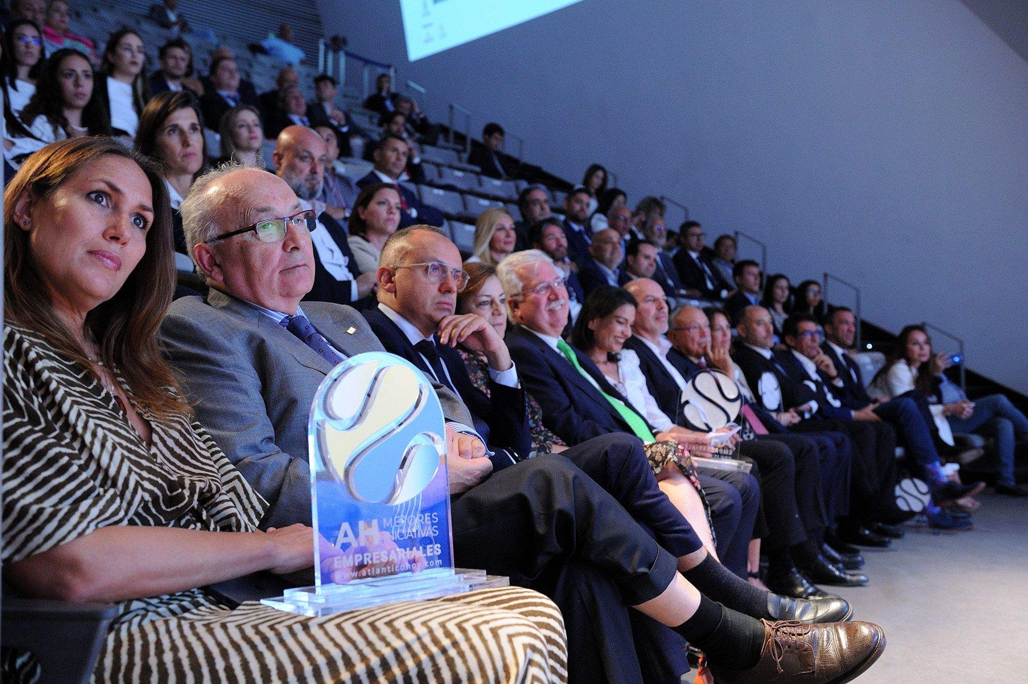 Los ganadores de los premios Mejores Iniciativas Empresariales Atlántico Hoy con sus acompañantes