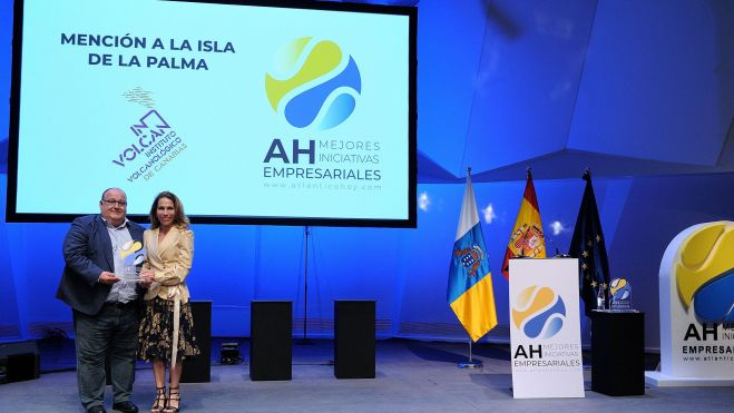 Eva Moll de Alba, presidenta de Canarias Global Media, entrega la mención especial de los Premios a las Mejores Iniciativas Empresariales de Atlántico Hoy a Nemesio Pérez, coordinador científico de Involcan
