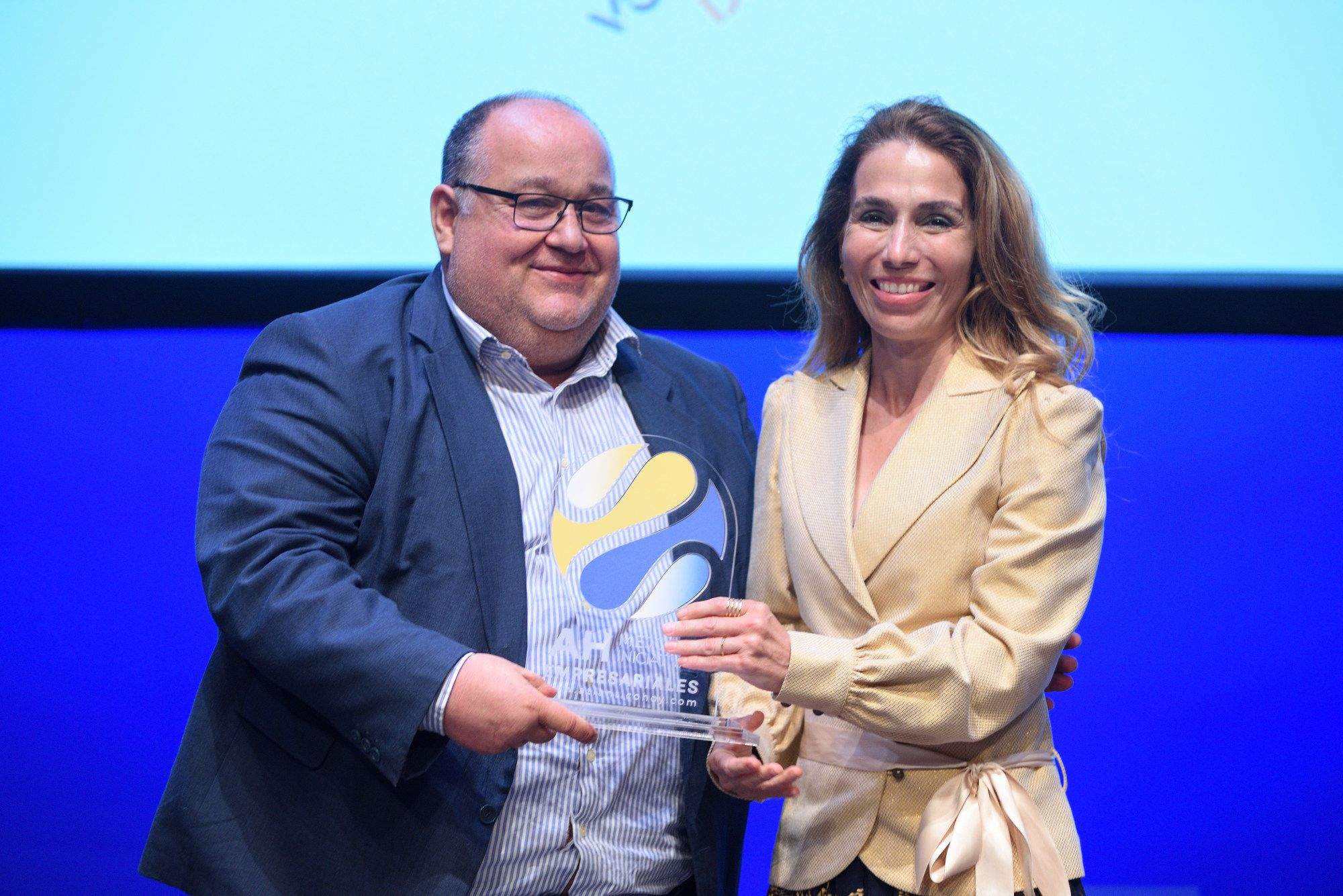 Eva Moll de Alba, presidenta de Canarias Global Media, entrega la mención especial de los Premios a las Mejores Iniciativas Empresariales de Atlántico Hoy a Nemesio Pérez, coordinador científico de Involcan