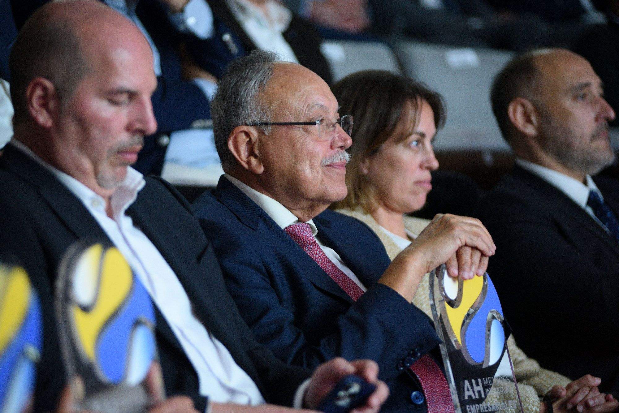 Juan Barreto (Dos Santos), disfruta de la gala tras recibir el galardón en nombre de la empresa