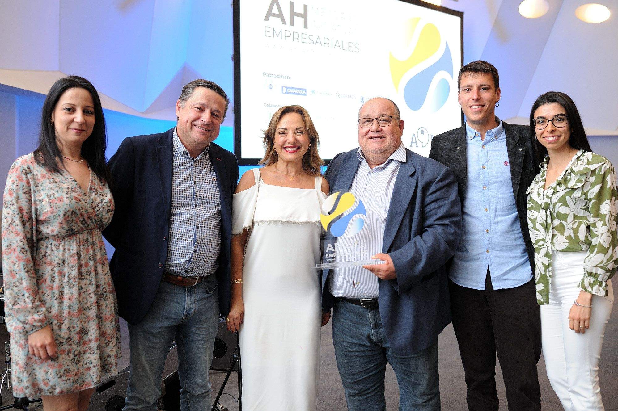 Equipo de Involcan, con Nemesio Pérez sujetando el galardón a la Mención Especial, junto a Berta Pérez, consejera de Presidencia del Cabildo de Tenerife