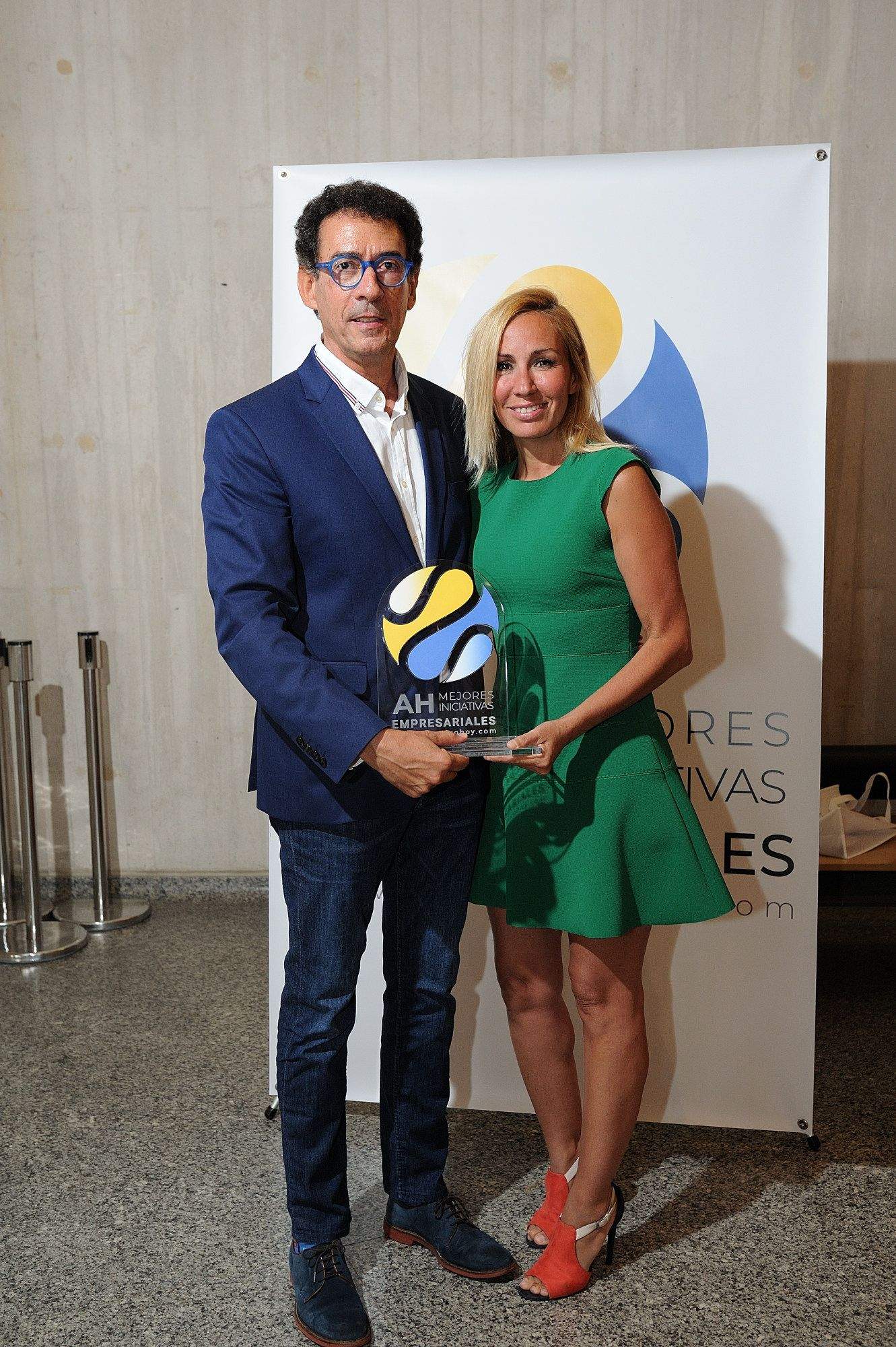 Lucas Fernández, presidente del Grupo Plató del Atlántico posa junto a la candidata al Parlamento de Canarias por el PP, Rebeca Paniagua