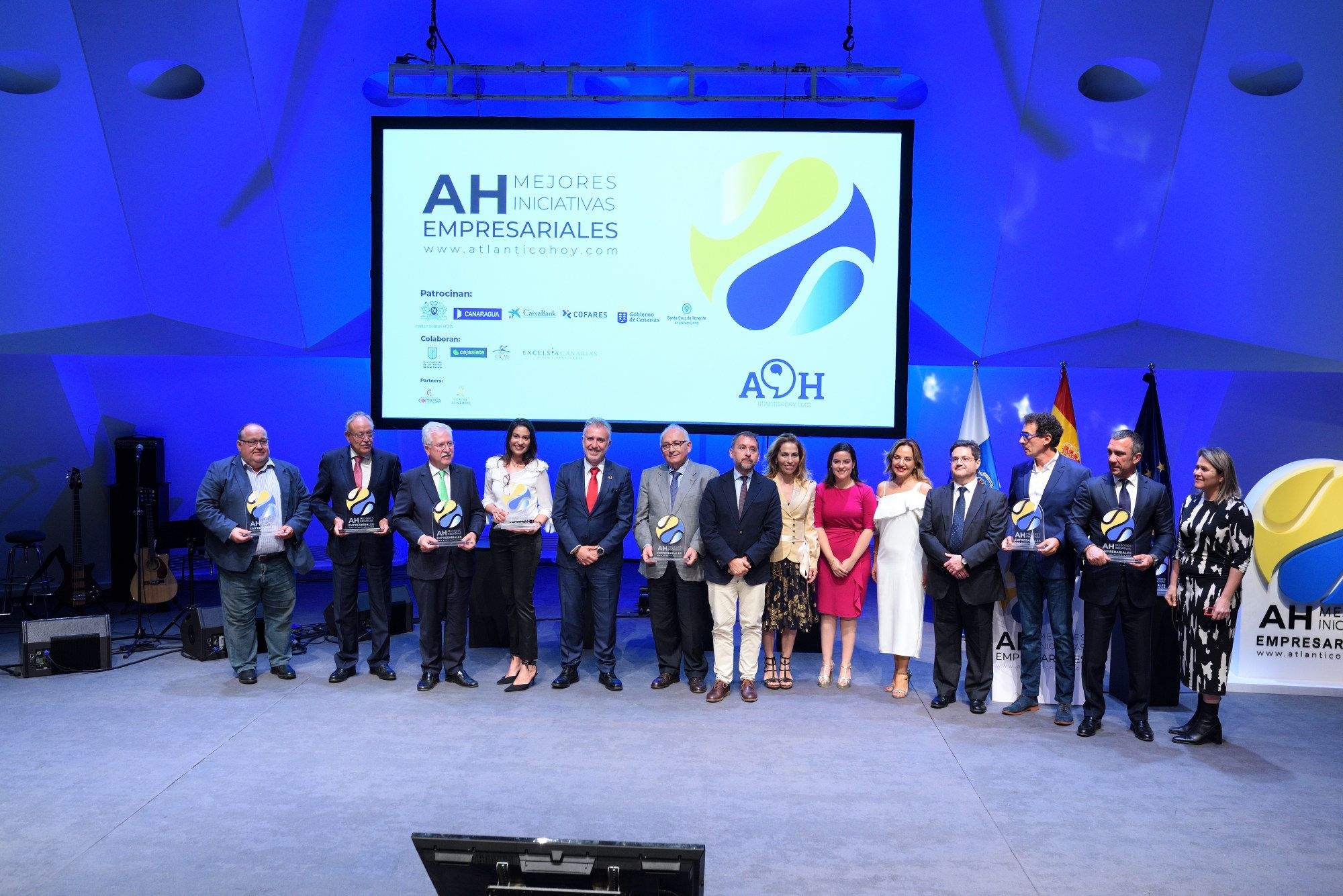 Los galardonados a los Premios Atlántico Hoy a las Mejores Iniciativas Empresariales junto a las autoridades políticas y de Atlántico Hoy