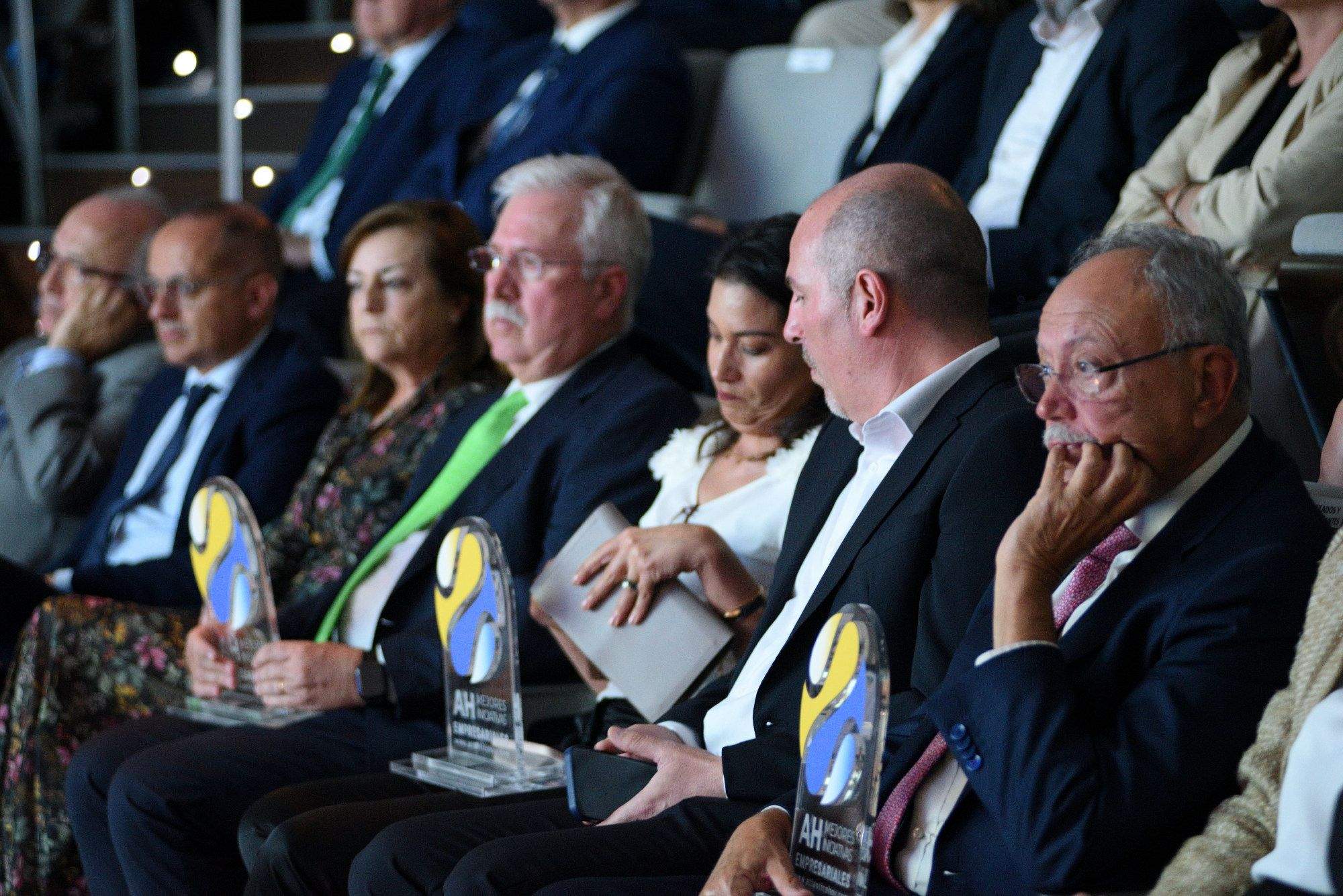 En la imagen, los ganadores de los Premios Mejores Iniciativas Empresariales Atlántico Hoy 2023 y sus acompañantes. / JESÚS BILBAO-AH