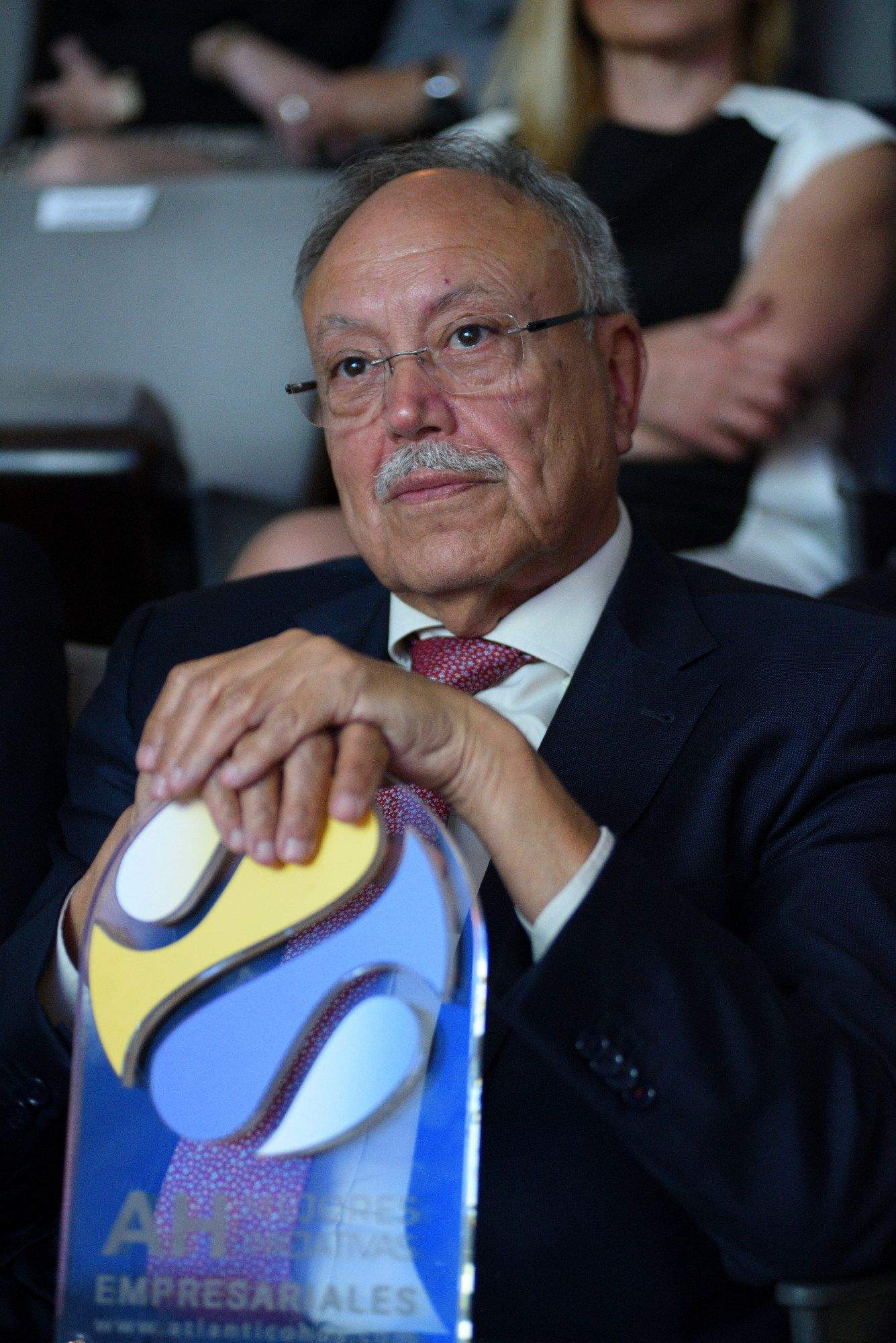  Juan Barreto, presidente de Dos Santos, junto al galardón a la Mejor Iniciativa Empresarial en Objetivos de Desarrollo Sostenible 