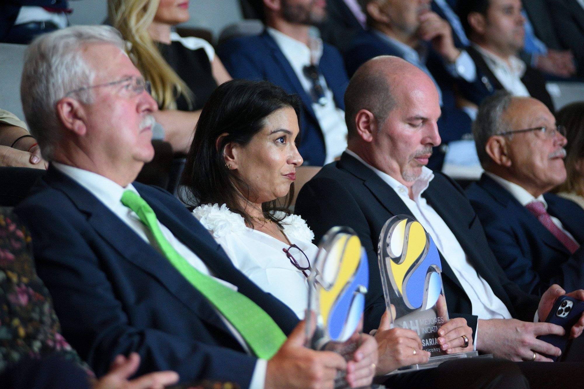 Los ganadores de los premios Mejores Iniciativas Empresariales Atlántico Hoy con sus acompañantes