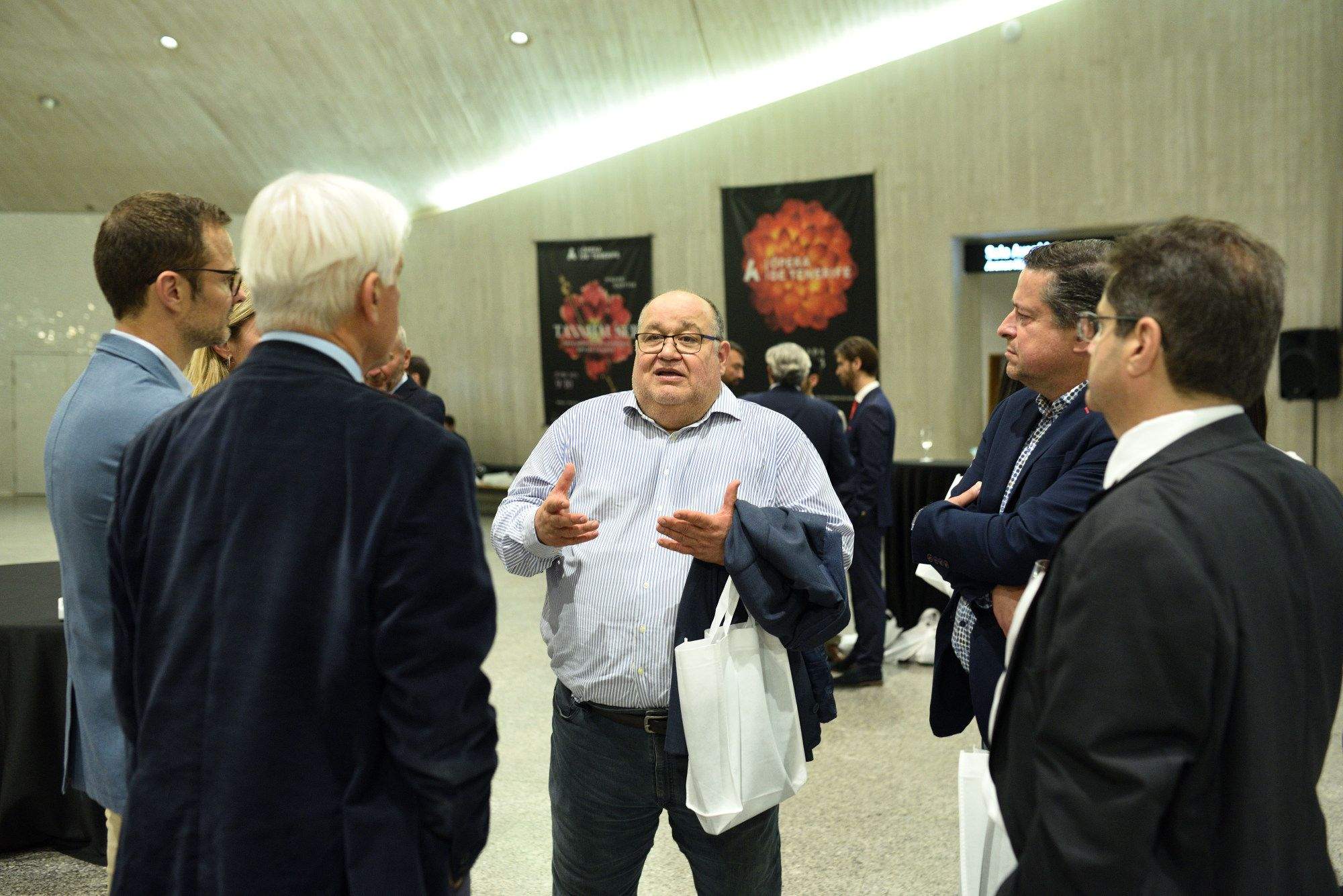 Nemesio Pérez, coordinador científico de Involcan y premiado, mantiene una conversación tras la gala