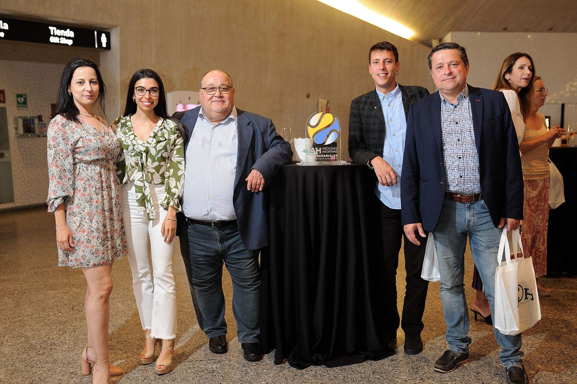 Equipo de Involcan junto al coordinador científico Nemesio Pérez, quien recogió el galardón a la Mención Especial por la isla de La Palma